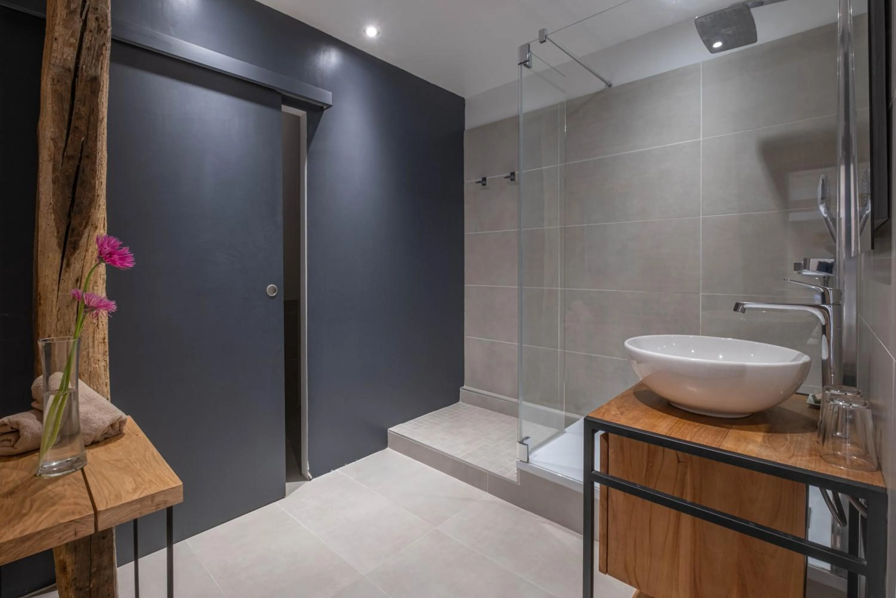 Shower in Château de Nazelles Amboise