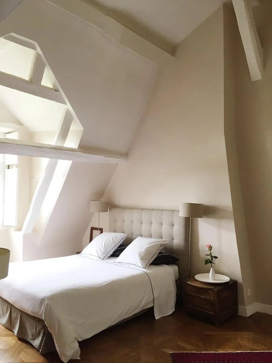 Bedroom, Bed in Château de Nazelles Amboise