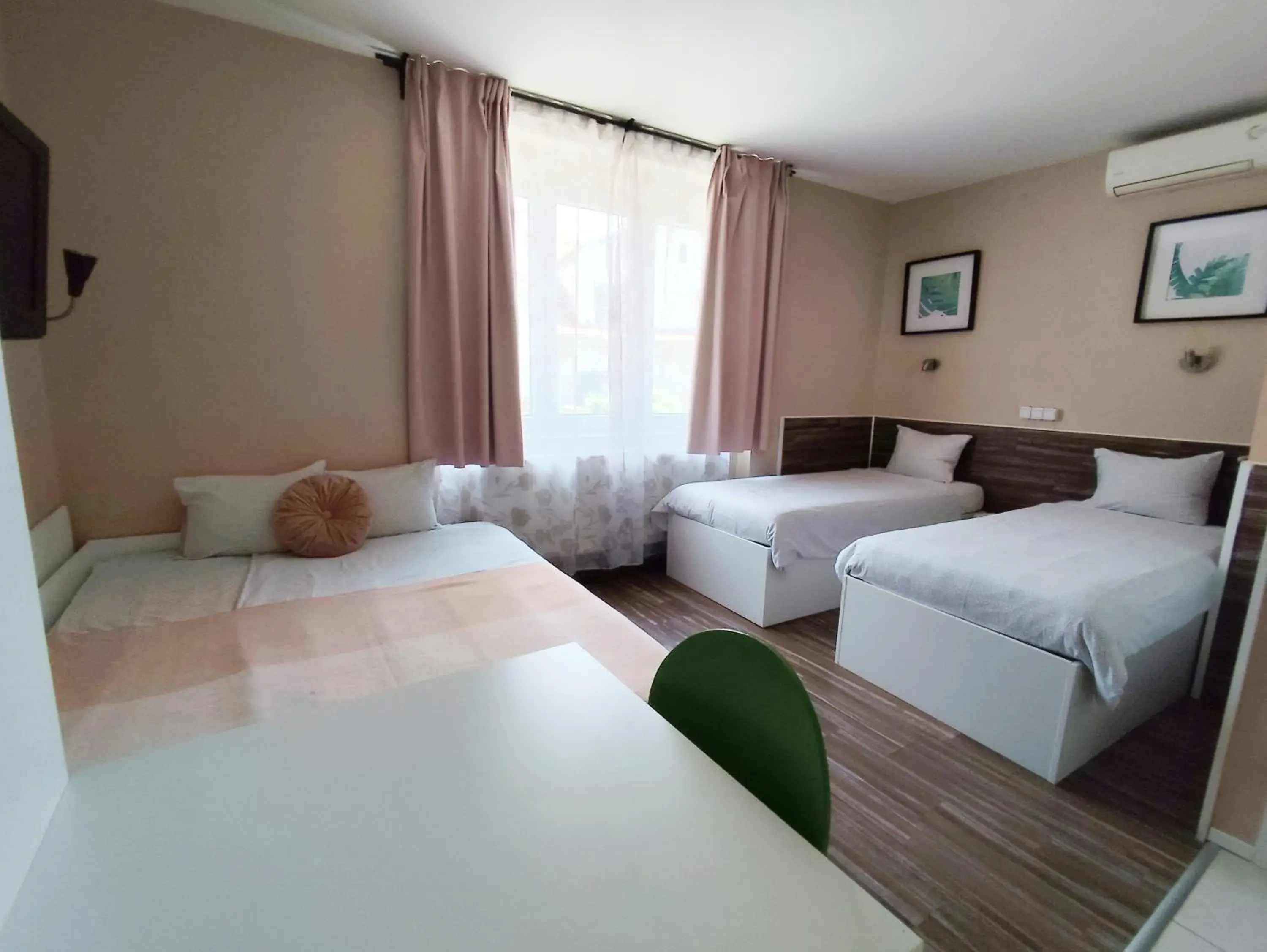 Quadruple Room in Villa Antunovac Zagreb Quadruple Room in Villa Antunovac Zagreb