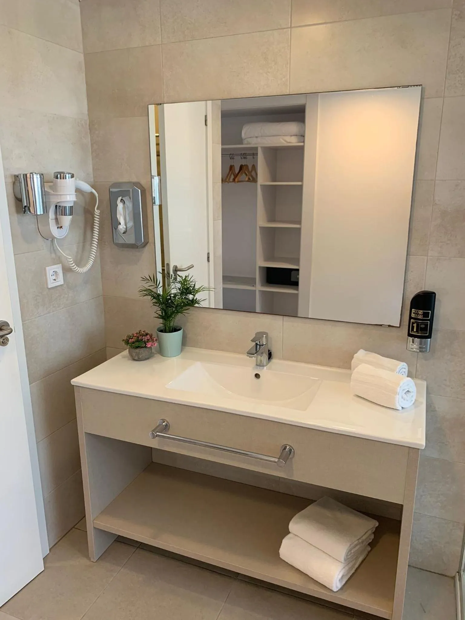 Bathroom in Hotel Chevy & Suites