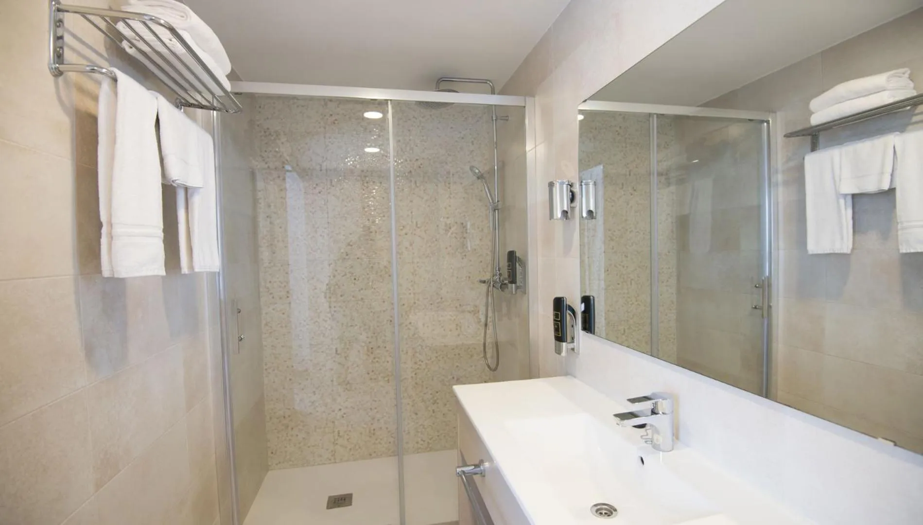 Bathroom in Hotel Chevy & Suites