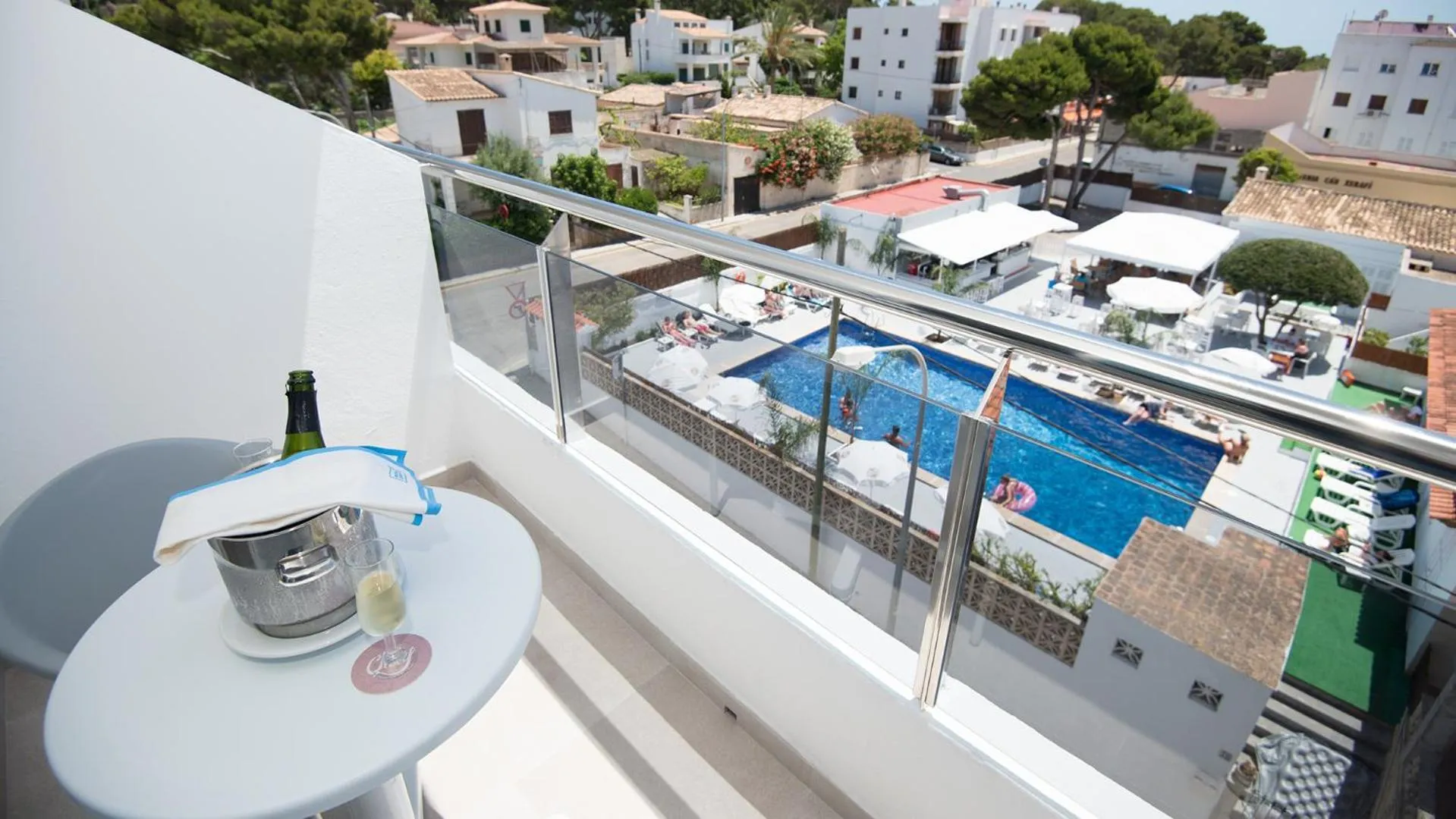 Balcony/Terrace in Hotel Chevy & Suites