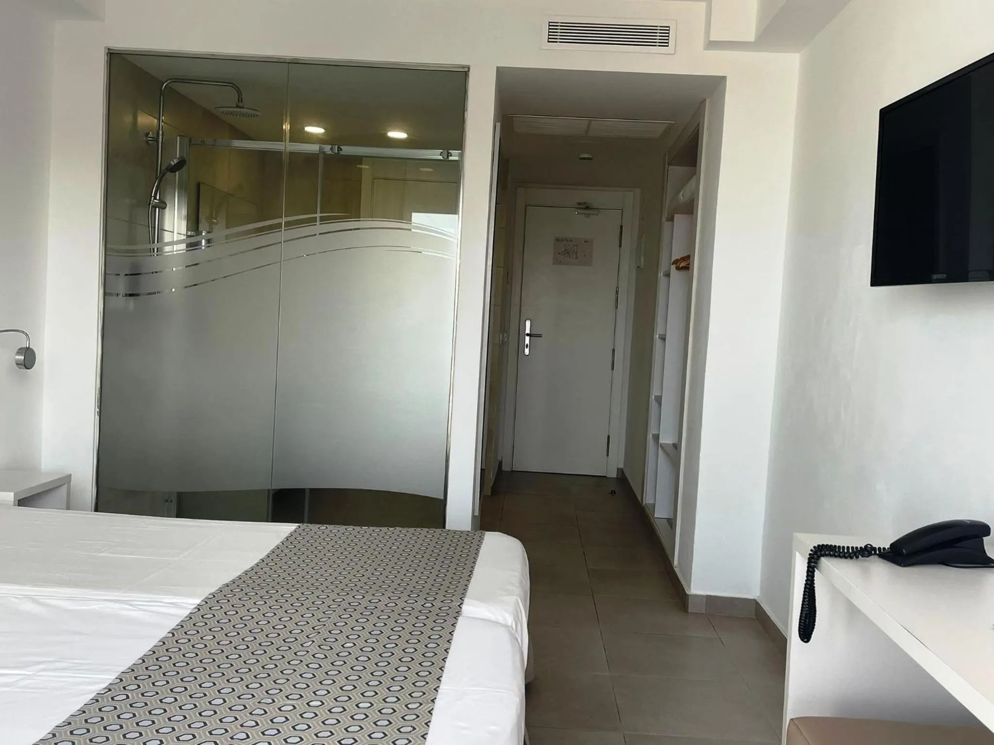 air conditioner, Bed in Hotel Chevy & Suites