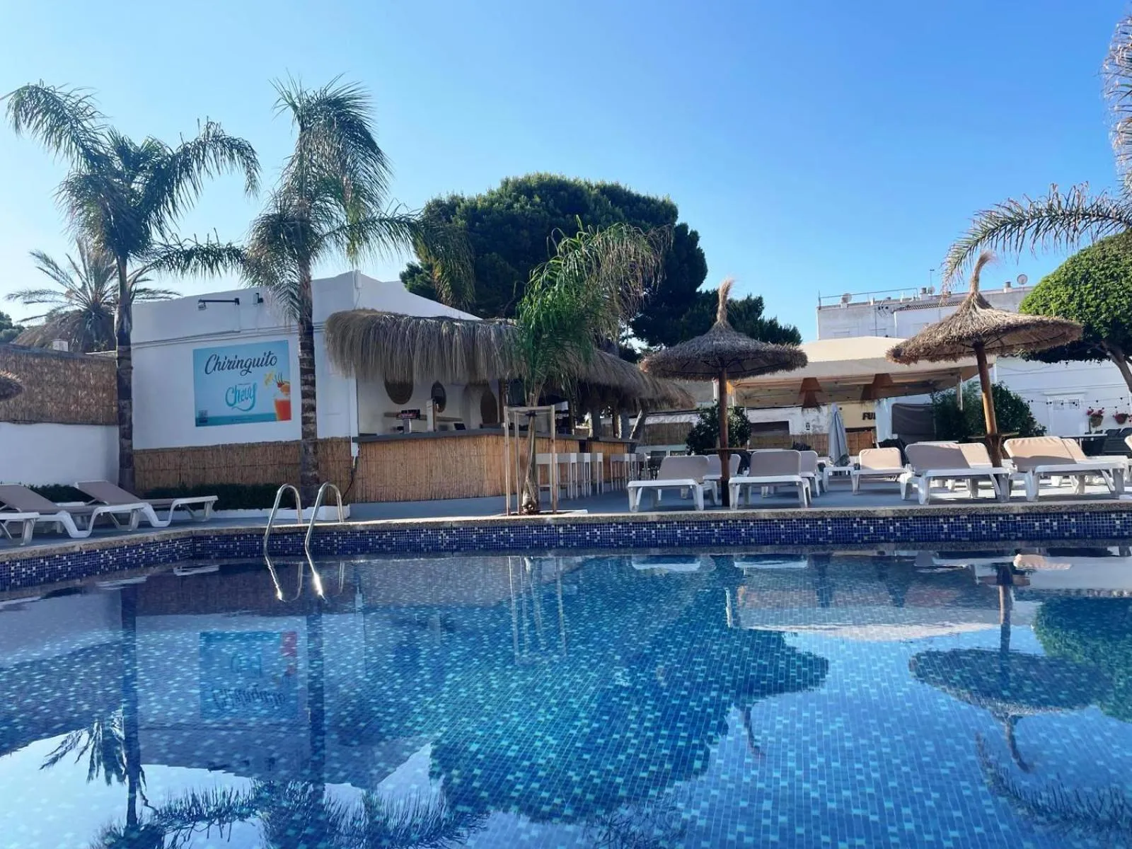 Swimming pool in Hotel Chevy & Suites