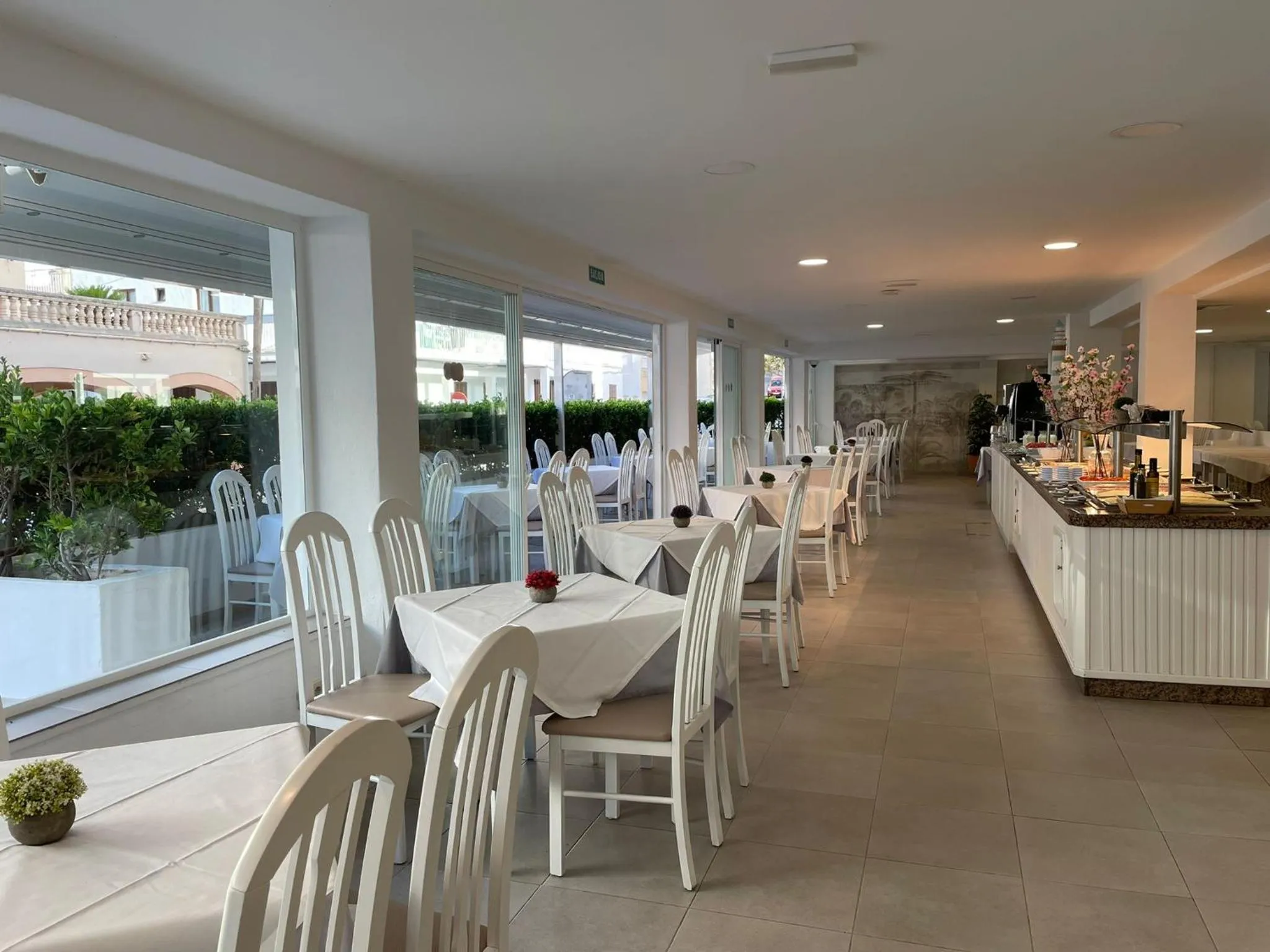 Restaurant/places to eat in Hotel Chevy & Suites