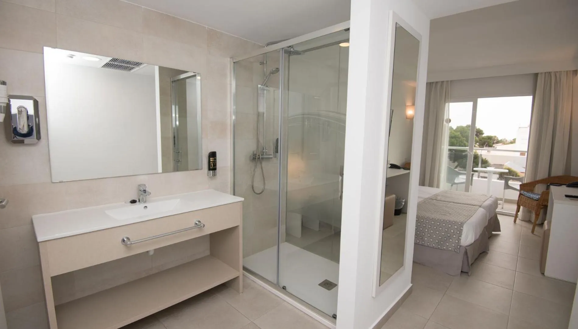 Shower in Hotel Chevy & Suites