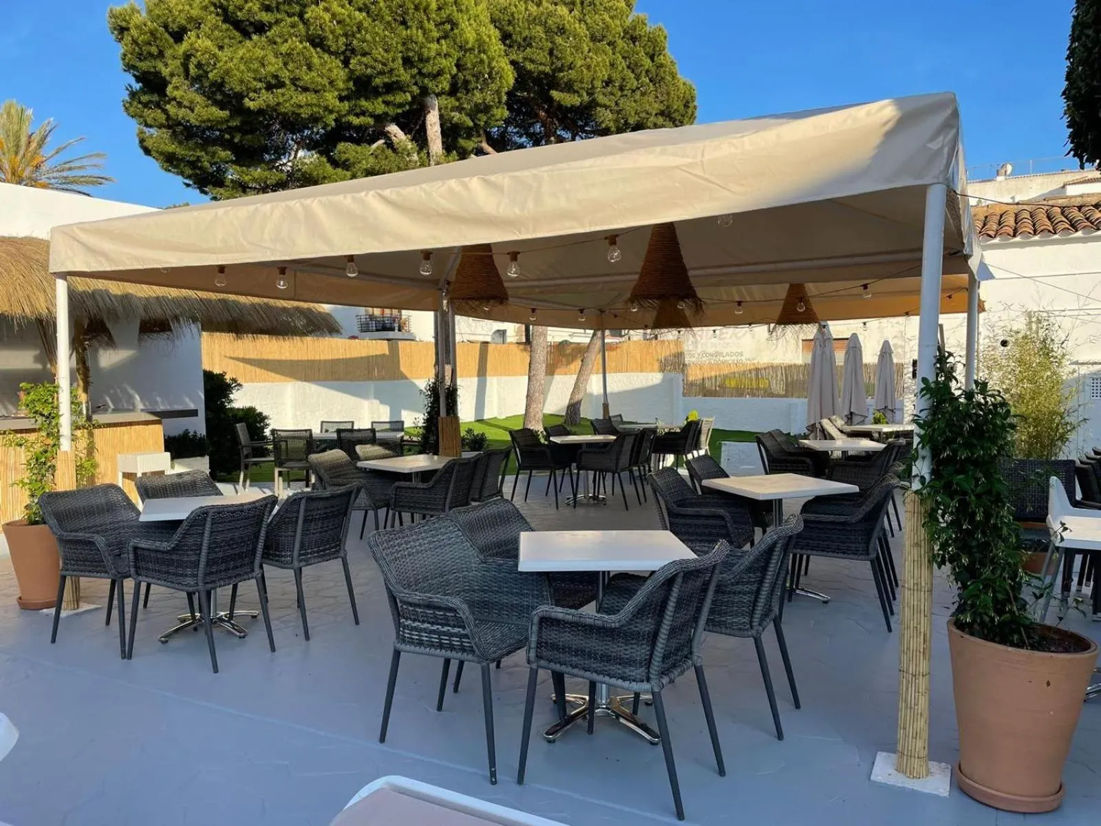 Property building in Hotel Chevy & Suites