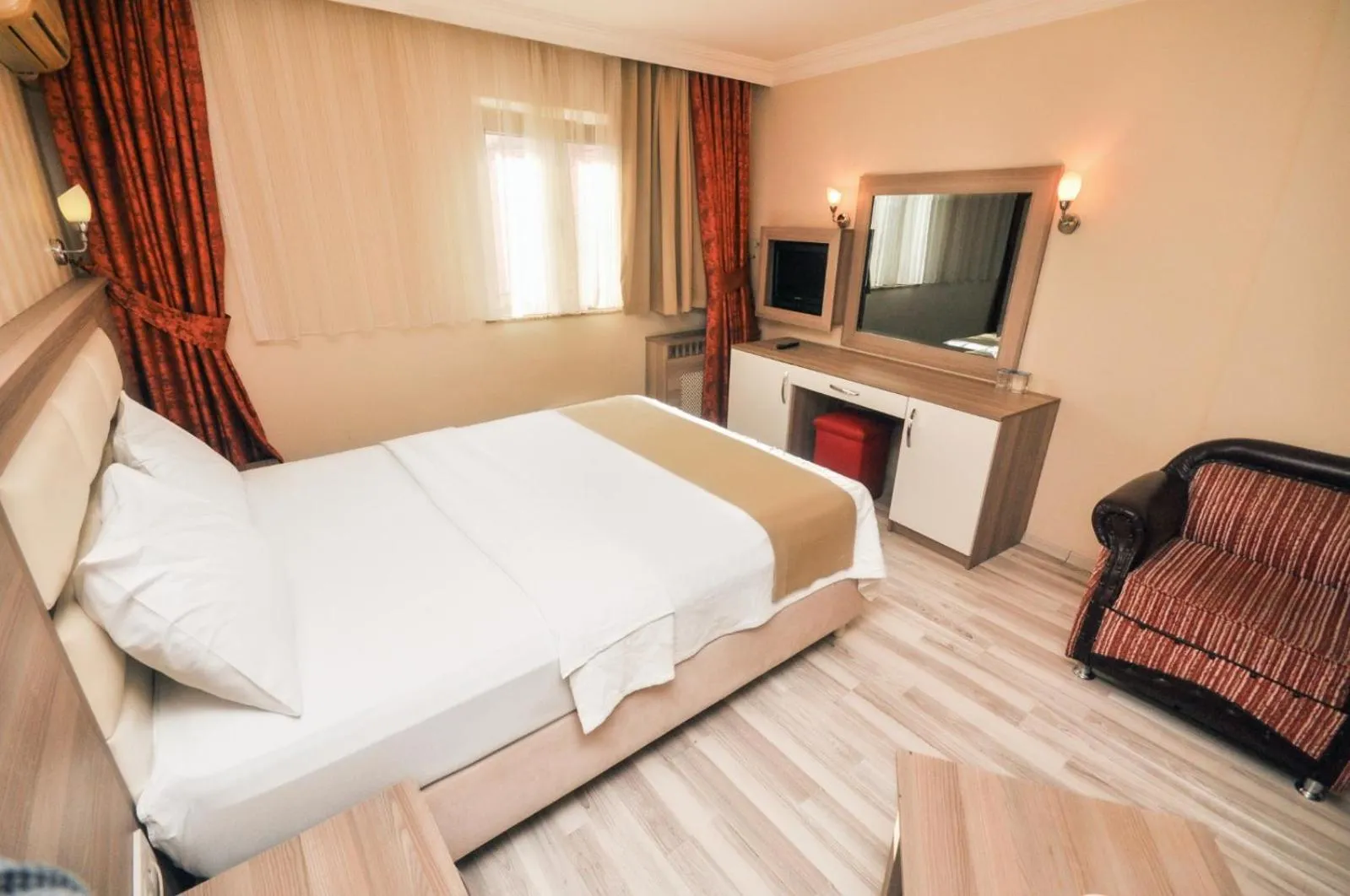 Communal lounge/ TV room in ARTI HOTEL OldCity