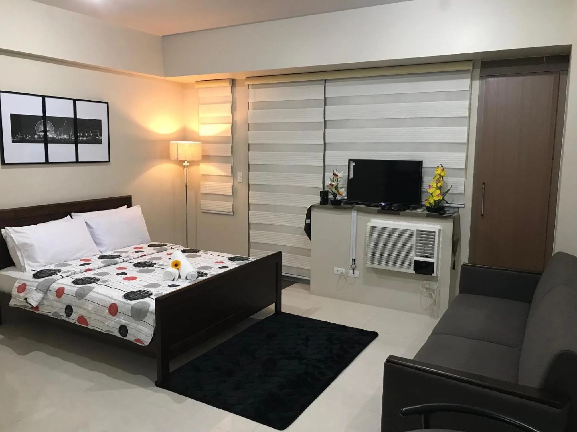 Bed in One Palm Tree Apartments