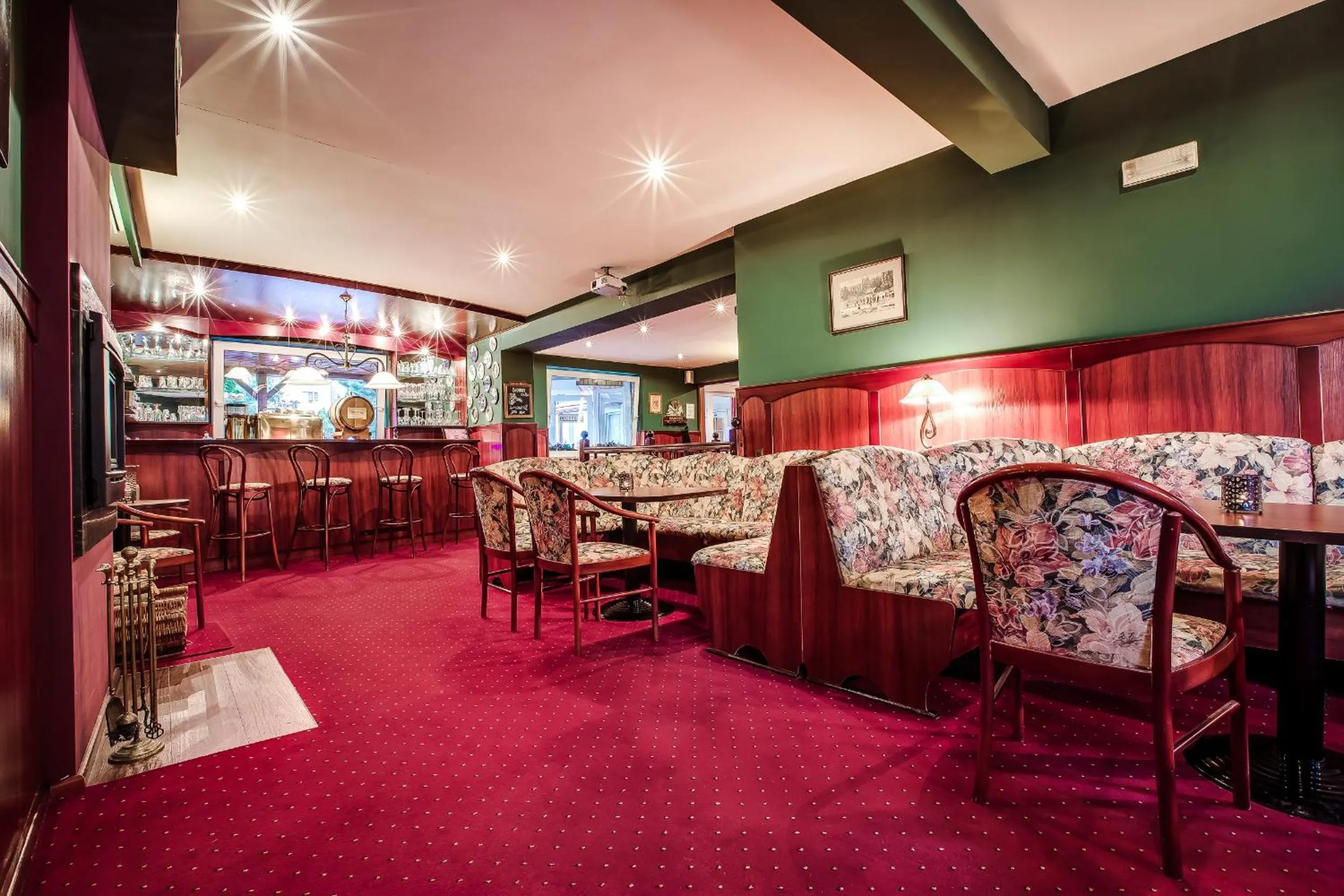 Lounge or bar in Hotel Konradówka Wellness & SPA - 300 metrów do centrum