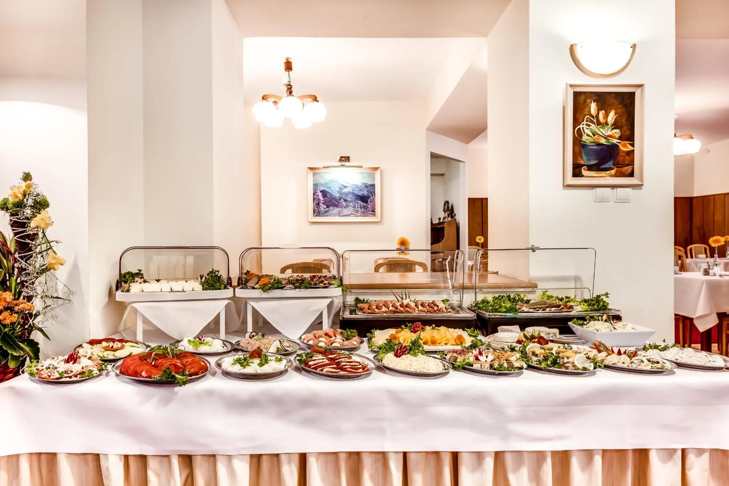 Buffet breakfast in Hotel Konradówka Wellness & SPA - 300 metrów do centrum