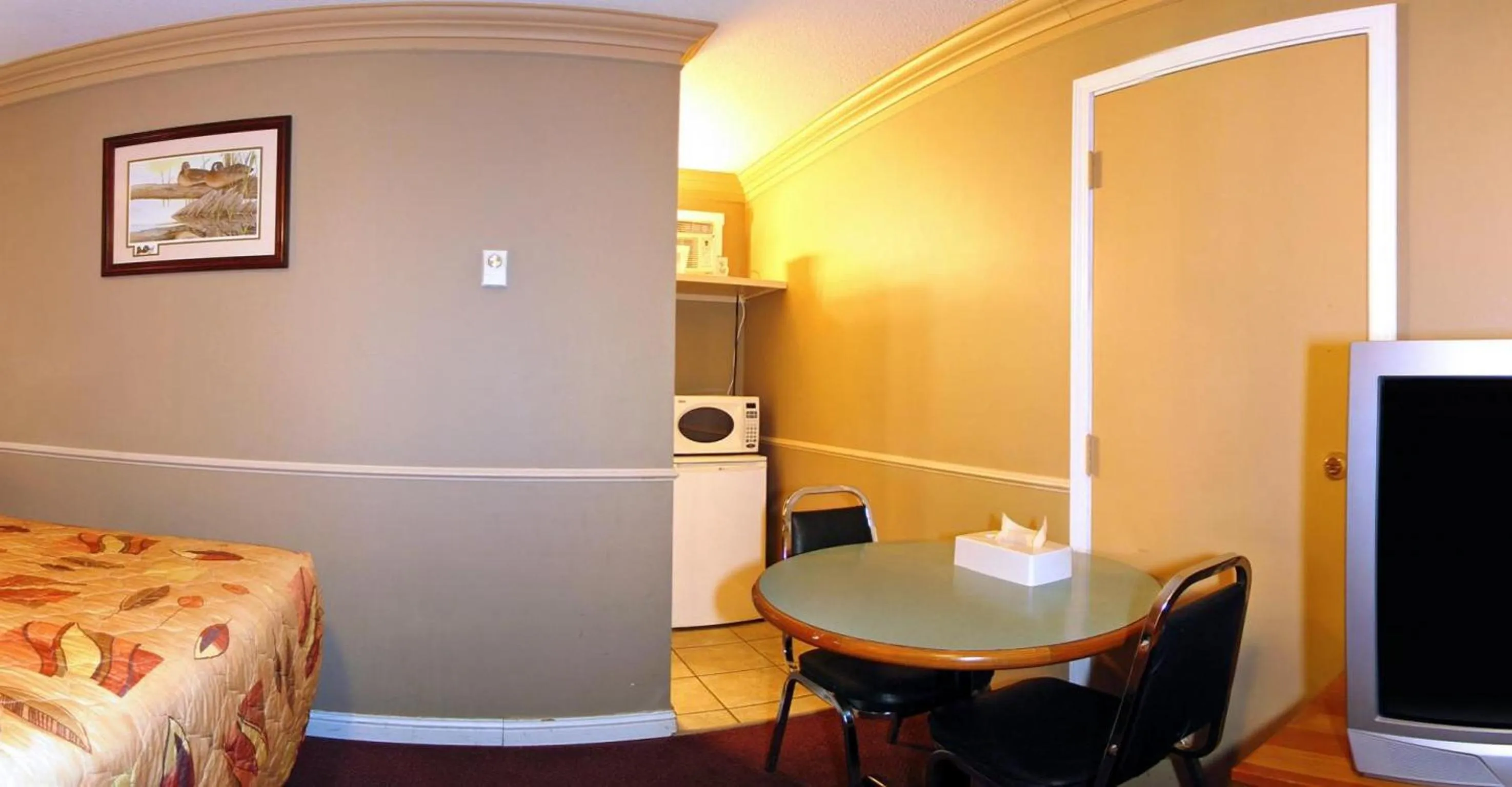 Dining area, Bed in Travelodge by Wyndham Merritt