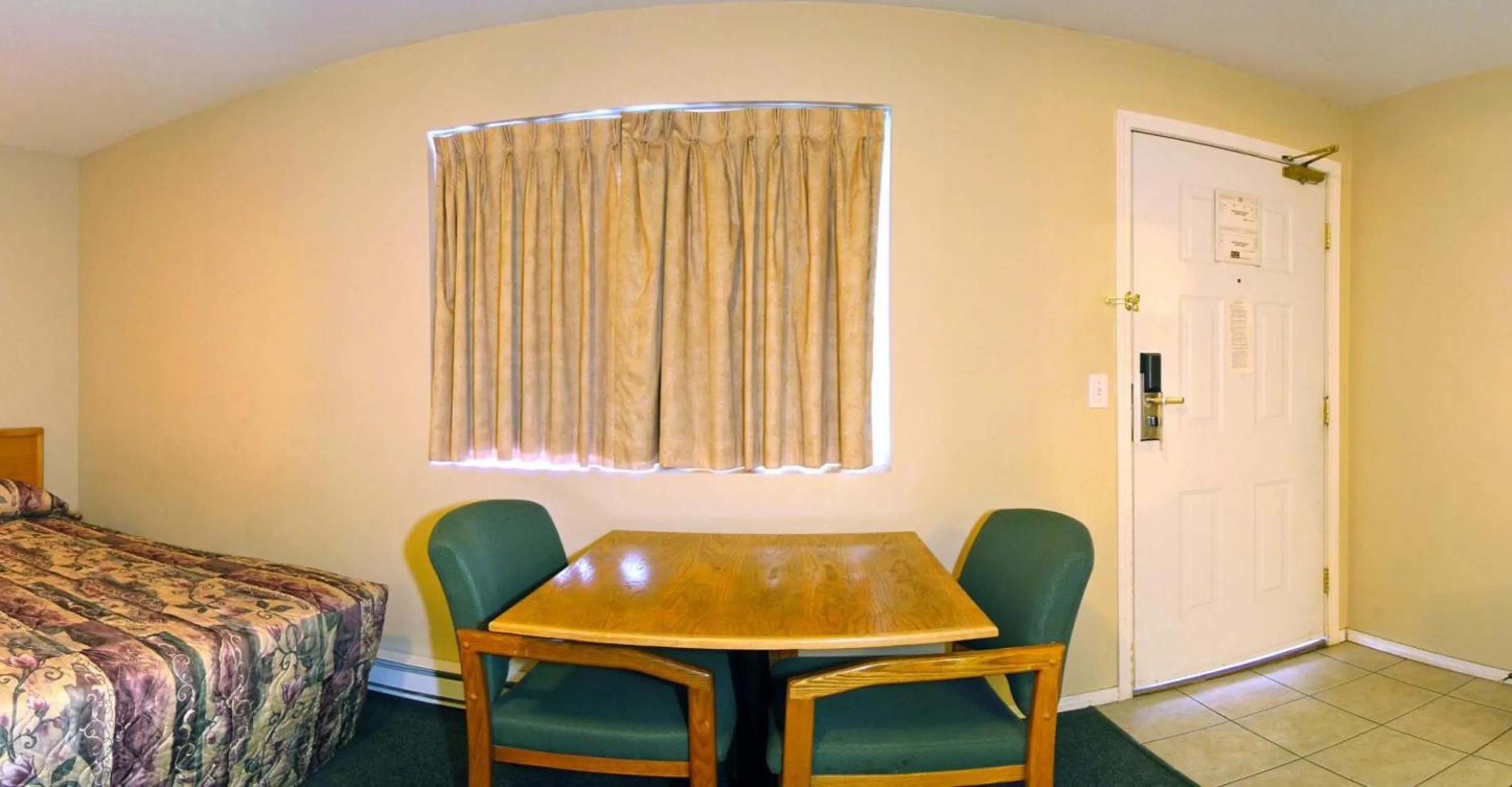 Dining area, Bed in Travelodge by Wyndham Merritt