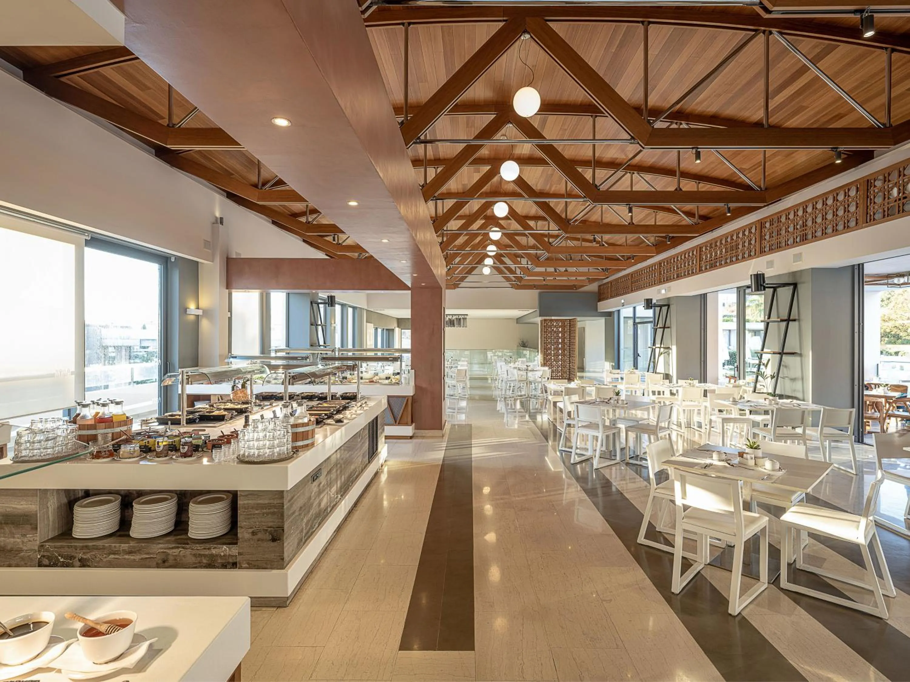 Restaurant/places to eat in Avra Imperial Hotel