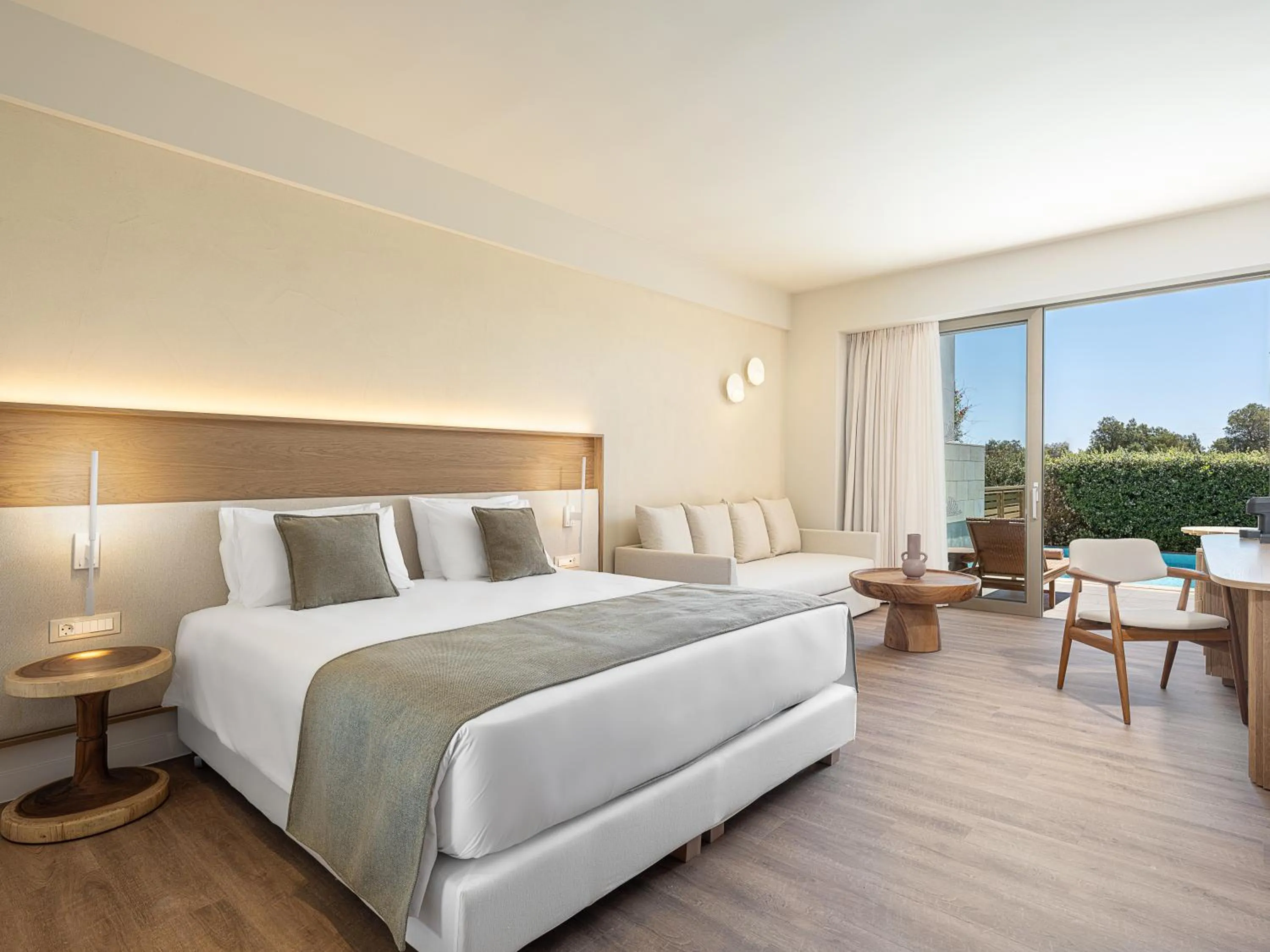 Photo of the whole room, Bed in Avra Imperial Hotel