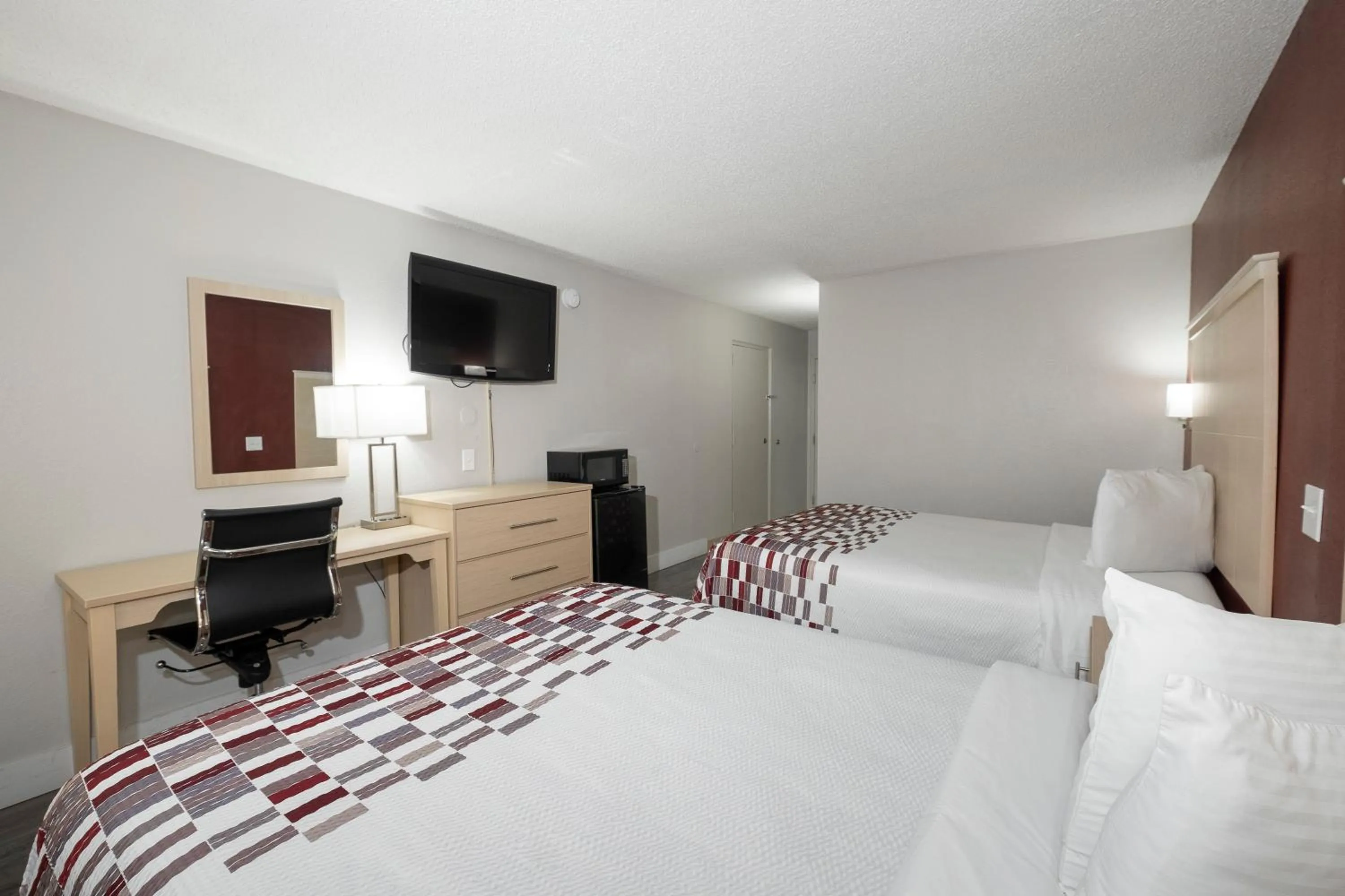 Photo of the whole room, Bed in Red Roof Inn Raleigh North-Crabtree Mall-Lenovo Center