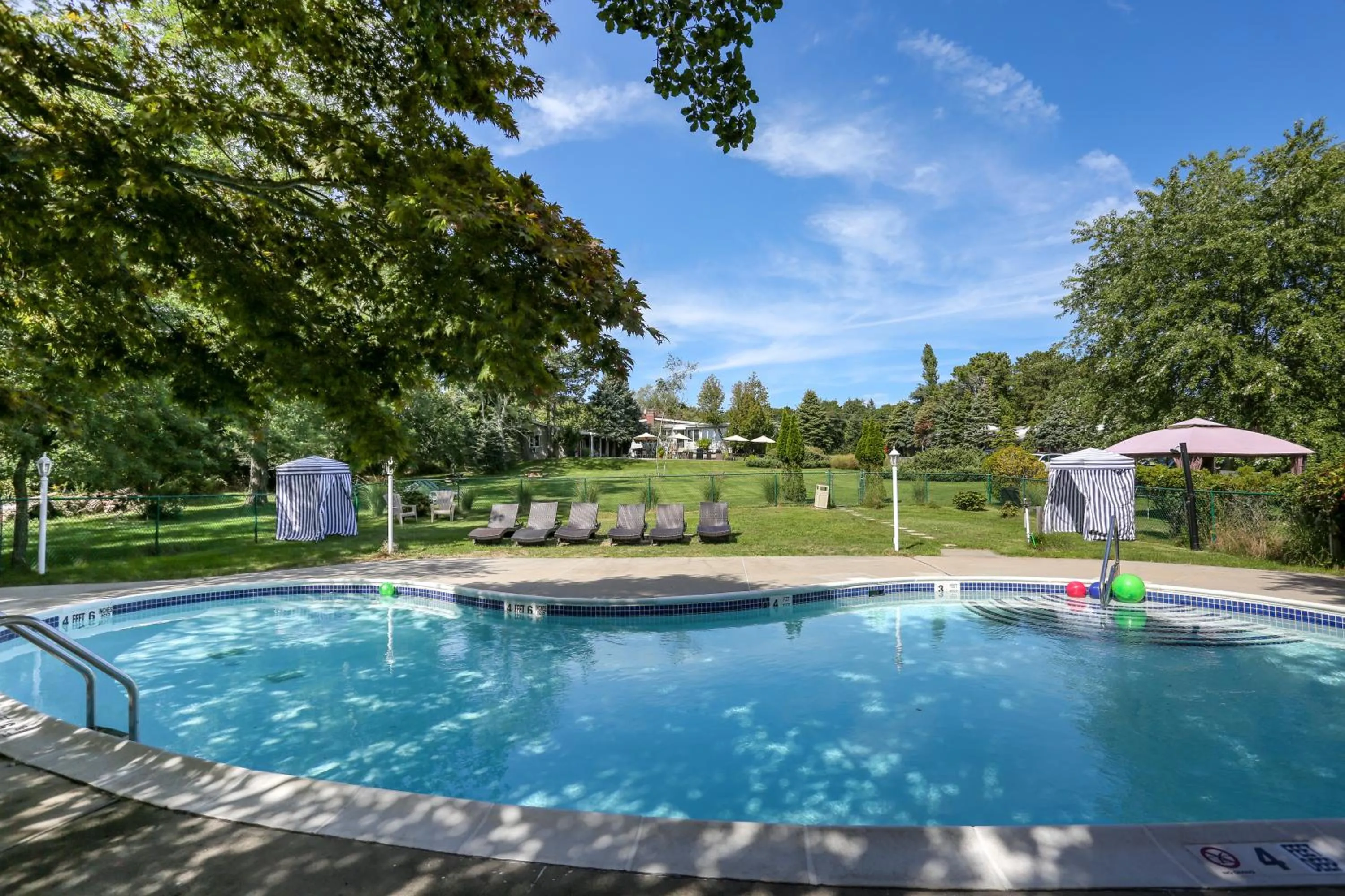 Pool view in Hamlet Inn