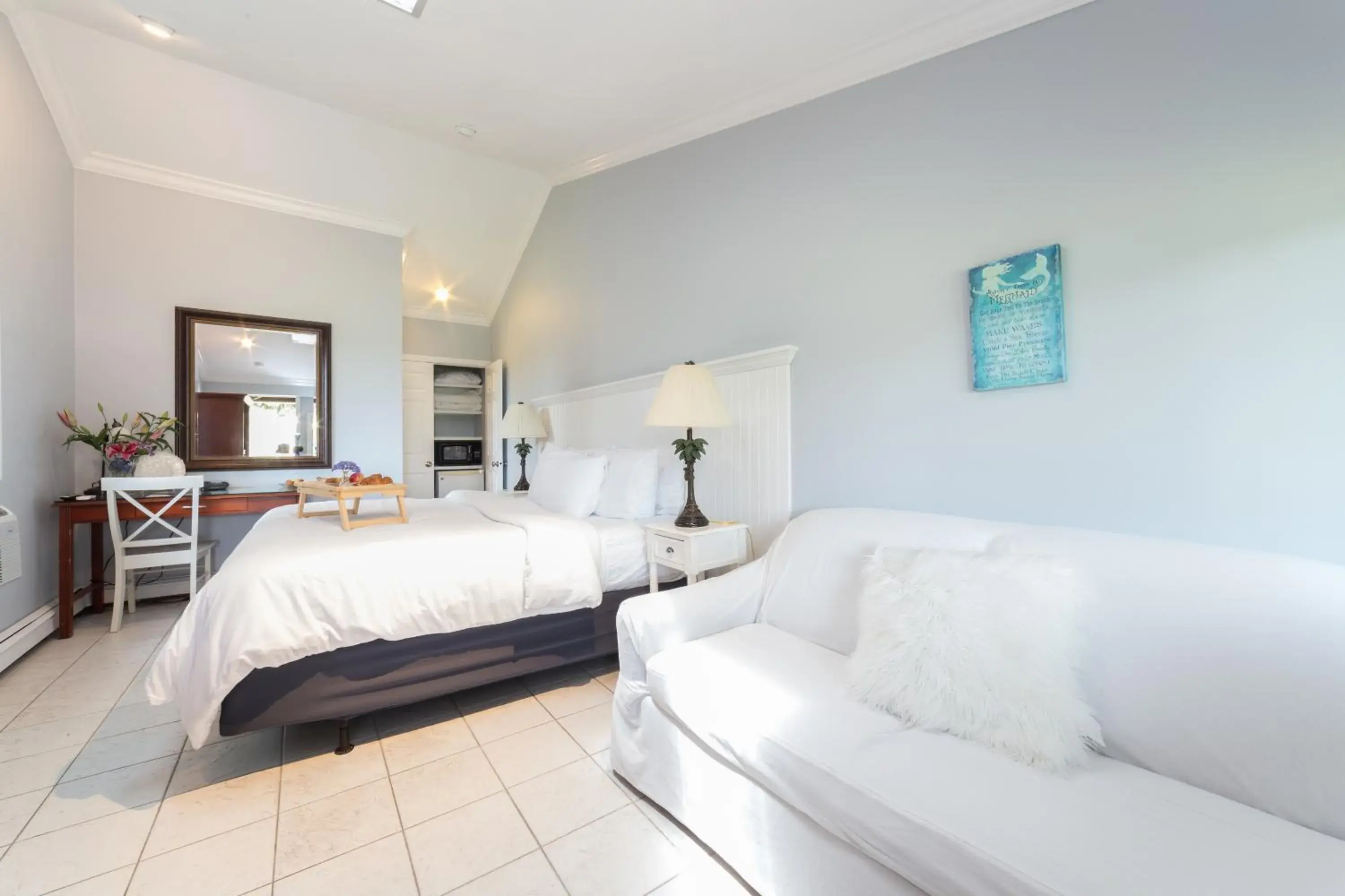 King Room with Sofa Bed in Hamlet Inn King Room with Sofa Bed in Hamlet Inn