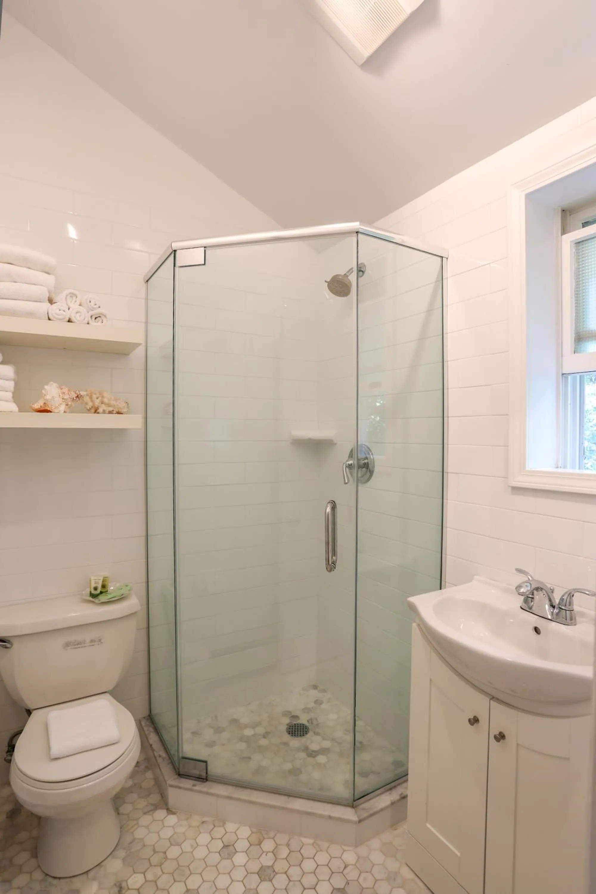 Shower in Hamlet Inn