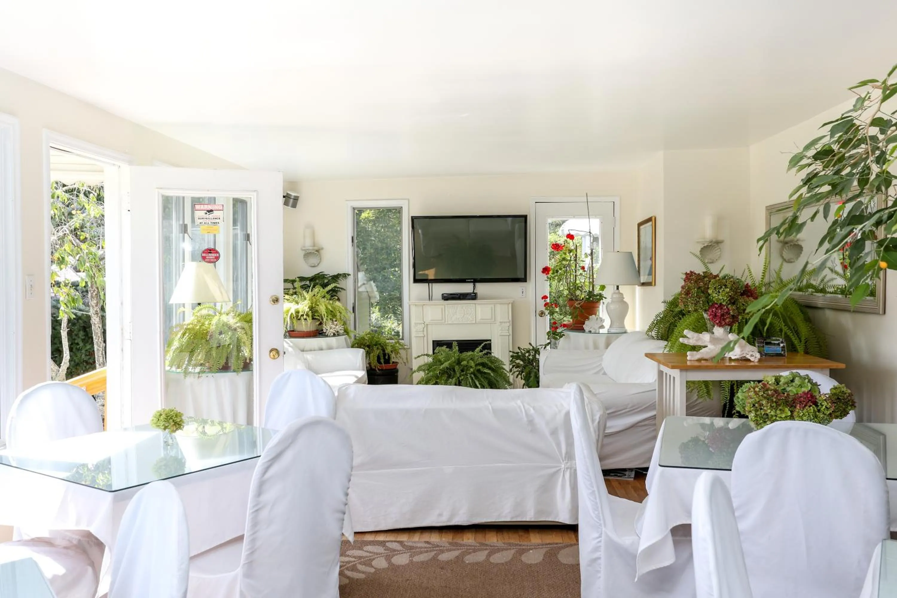 Communal lounge/ TV room in Hamlet Inn