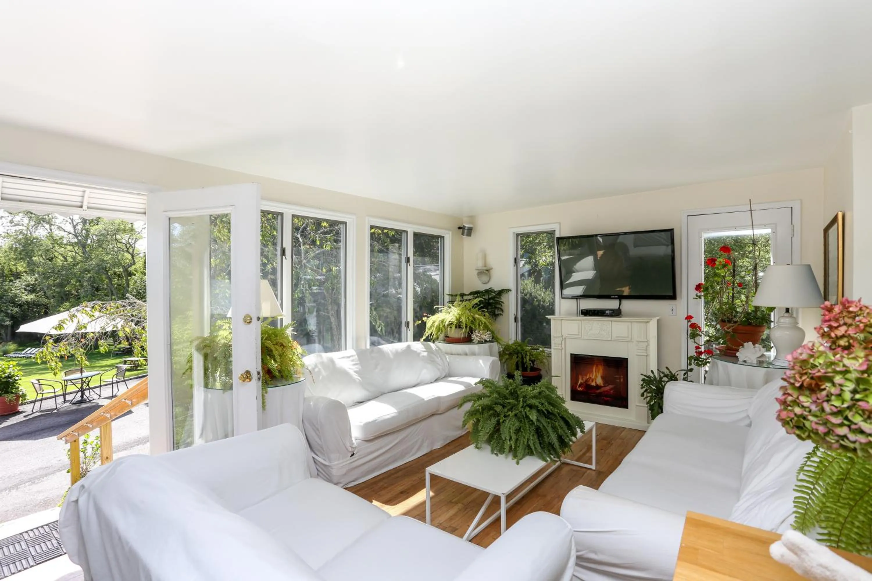 Communal lounge/ TV room in Hamlet Inn