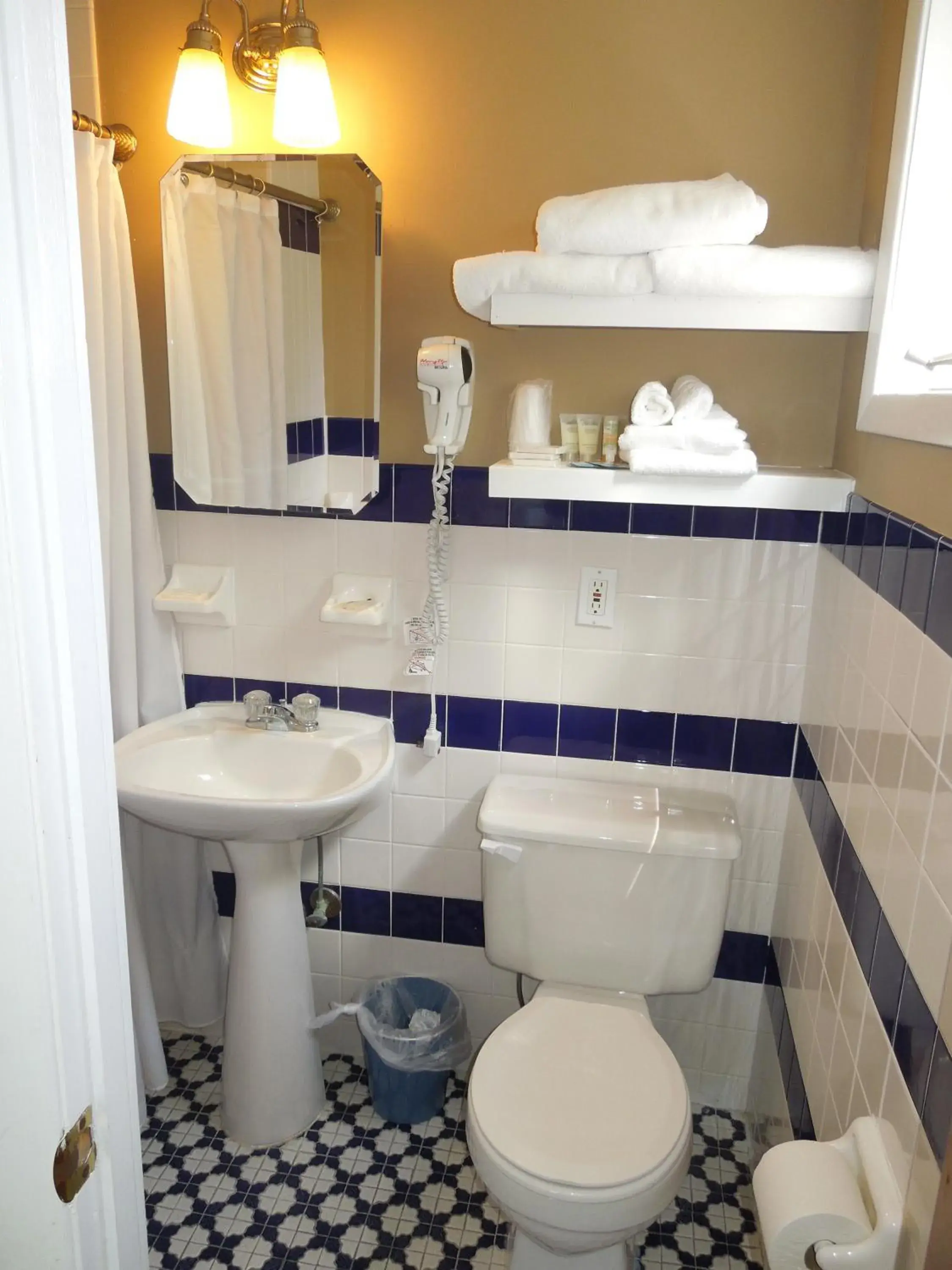 Queen Room with One Queen Bed in Hamlet Inn Queen Room with One Queen Bed in Hamlet Inn