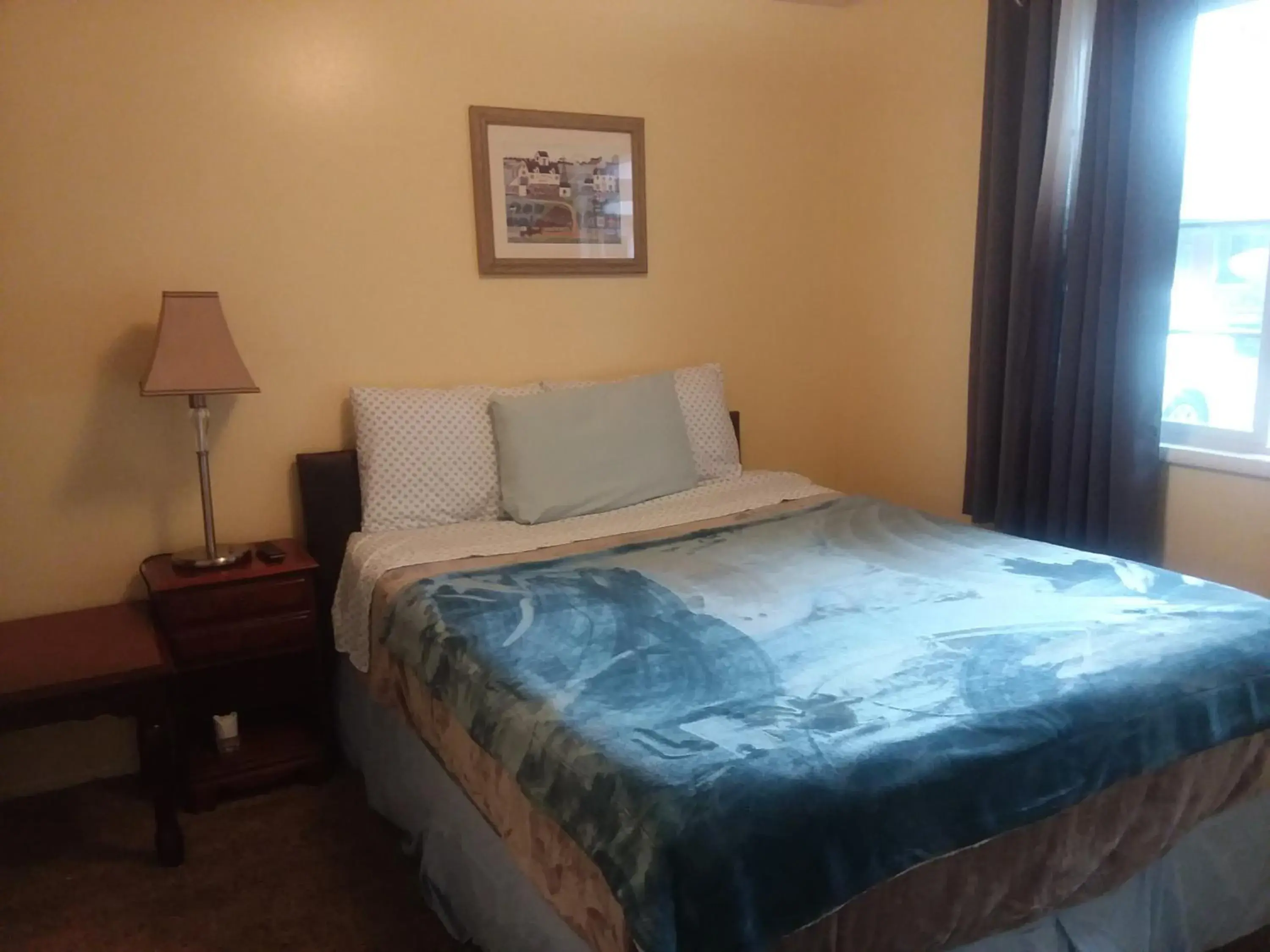 Bedroom, Bed in Shiny Motel Bedroom, Bed in Shiny Motel