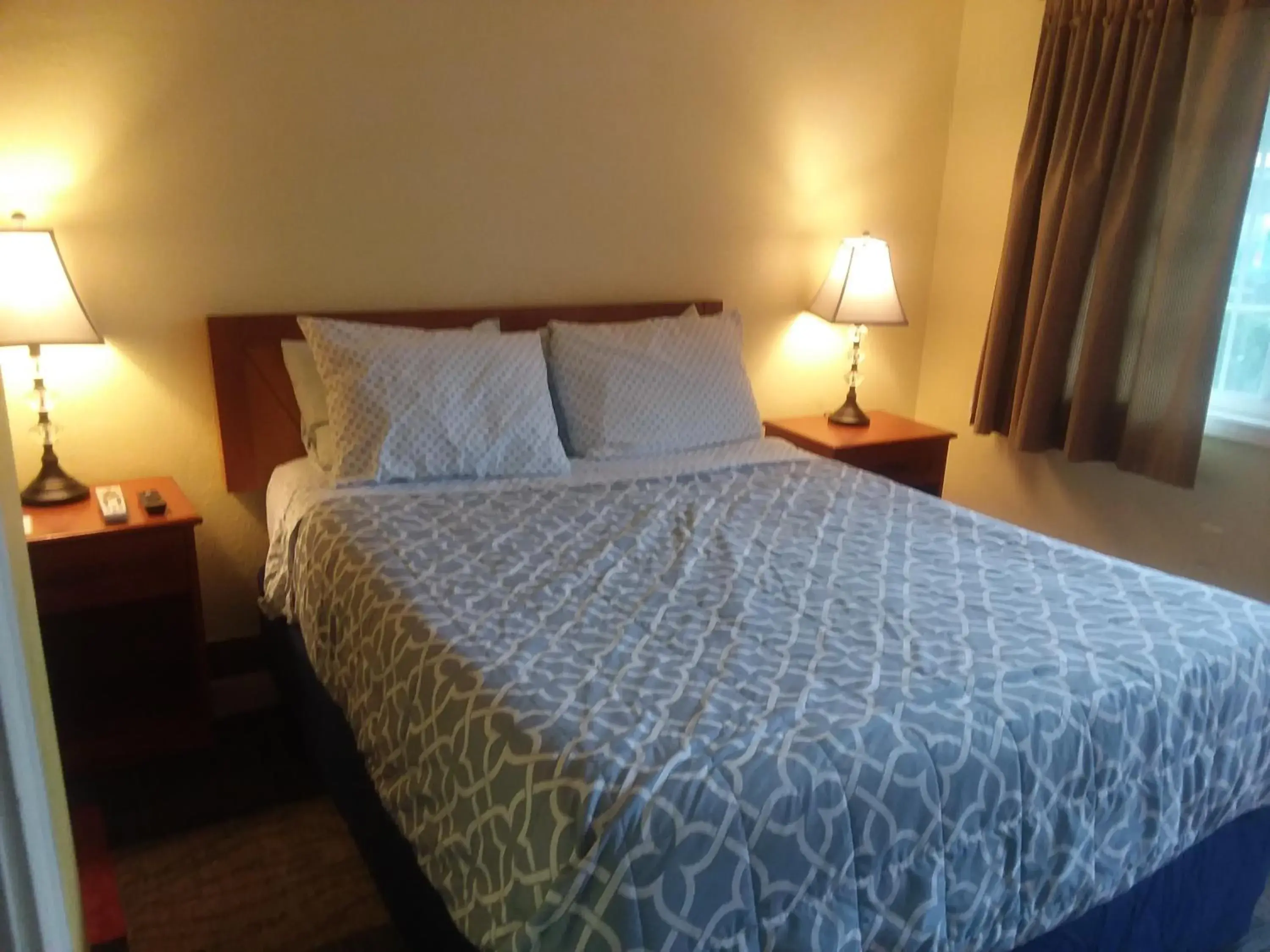 Bed in Shiny Motel Bed in Shiny Motel