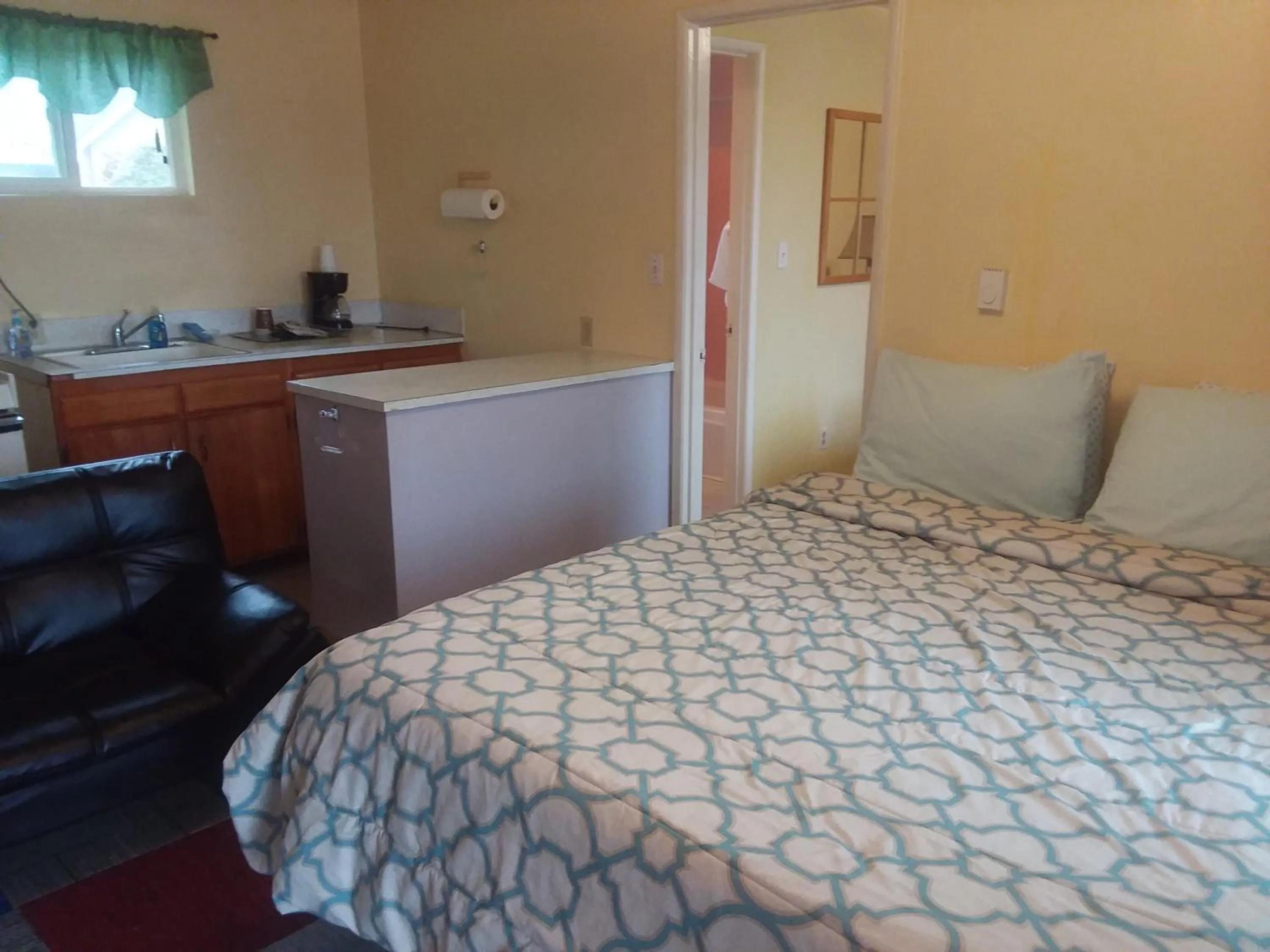 Kitchen or kitchenette, Bed in Shiny Motel