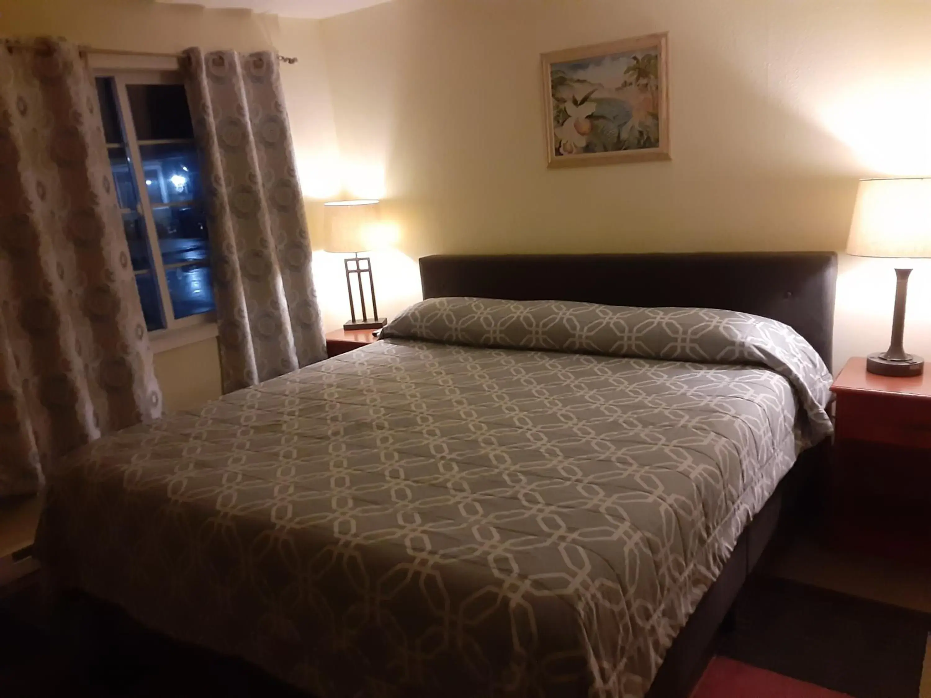 Bed in Shiny Motel Bed in Shiny Motel