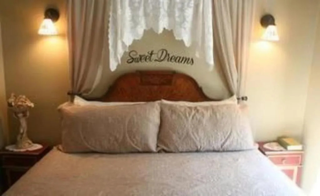 Other, Bed in Artful Lodger