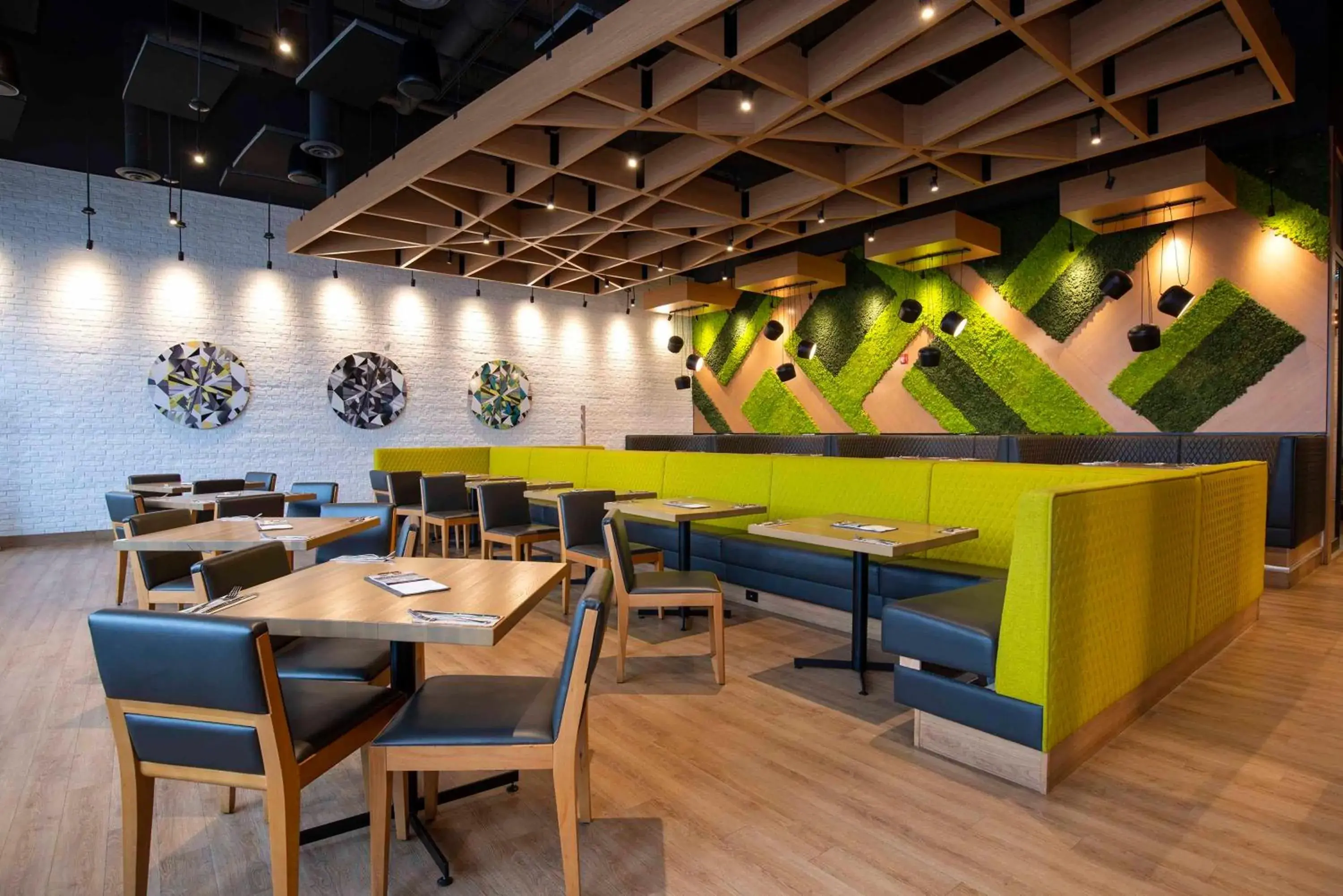 Restaurant/places to eat in Sandman Signature St. John's Hotel Restaurant/places to eat in Sandman Signature St. John's Hotel