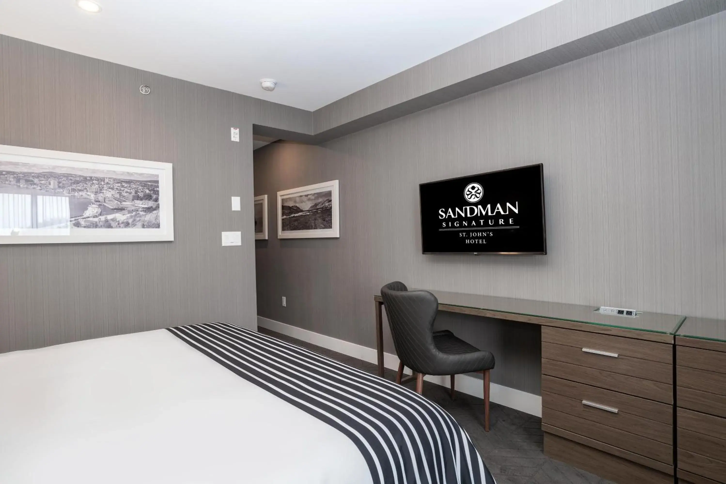 Photo of the whole room, Bed in Sandman Signature St. John's Hotel Photo of the whole room, Bed in Sandman Signature St. John's Hotel