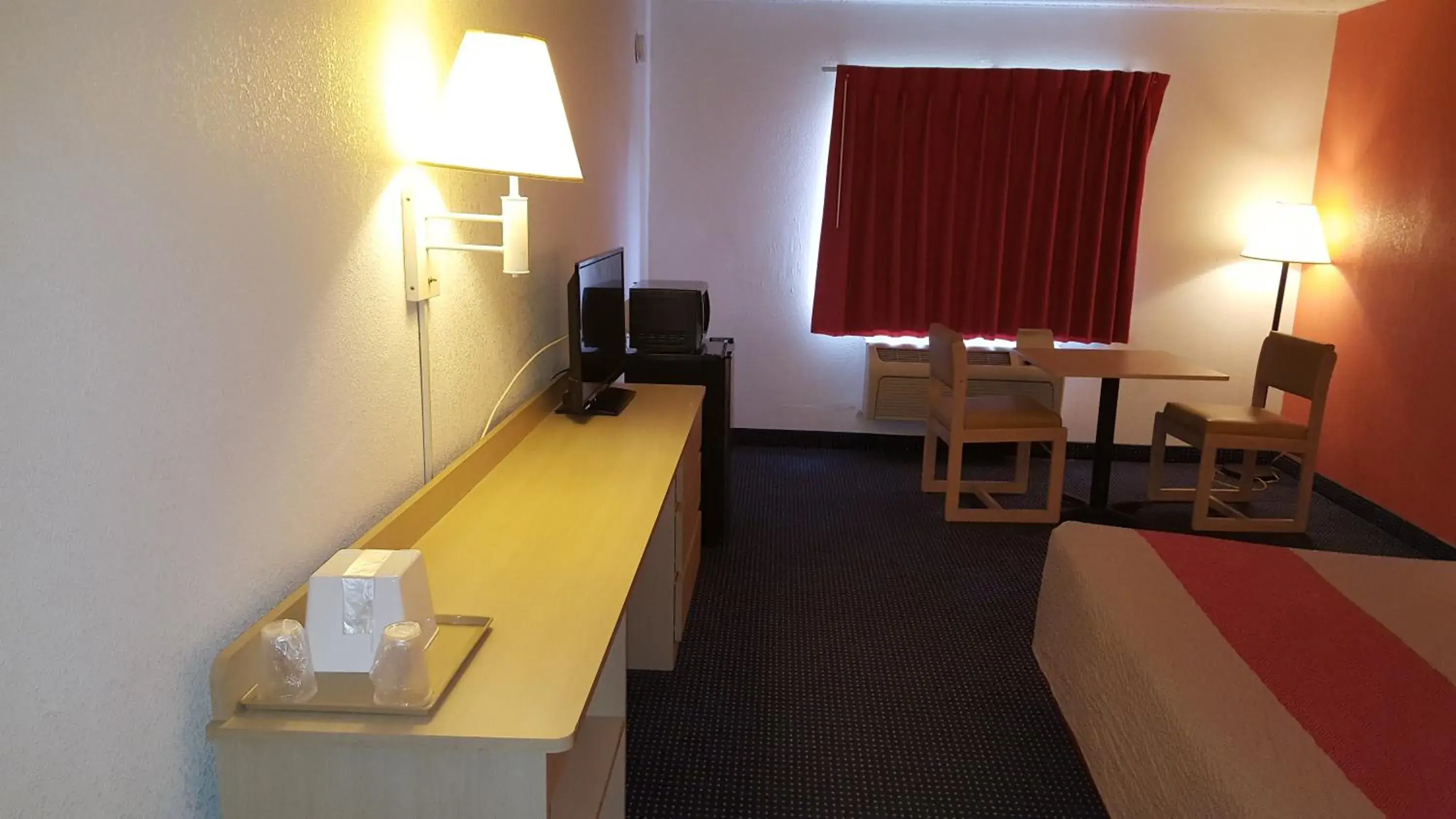 hair dresser, Bed in Red Carpet Inn hair dresser, Bed in Red Carpet Inn