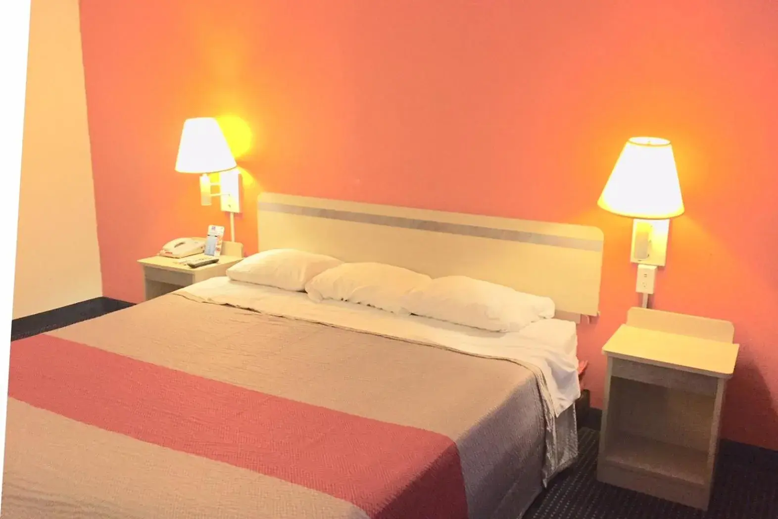 Bed in Red Carpet Inn Bed in Red Carpet Inn