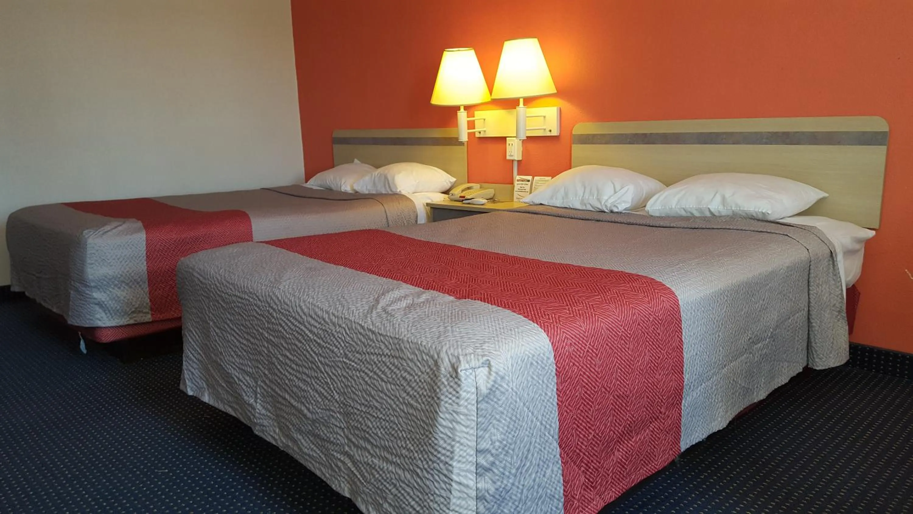 Bedroom, Bed in Red Carpet Inn