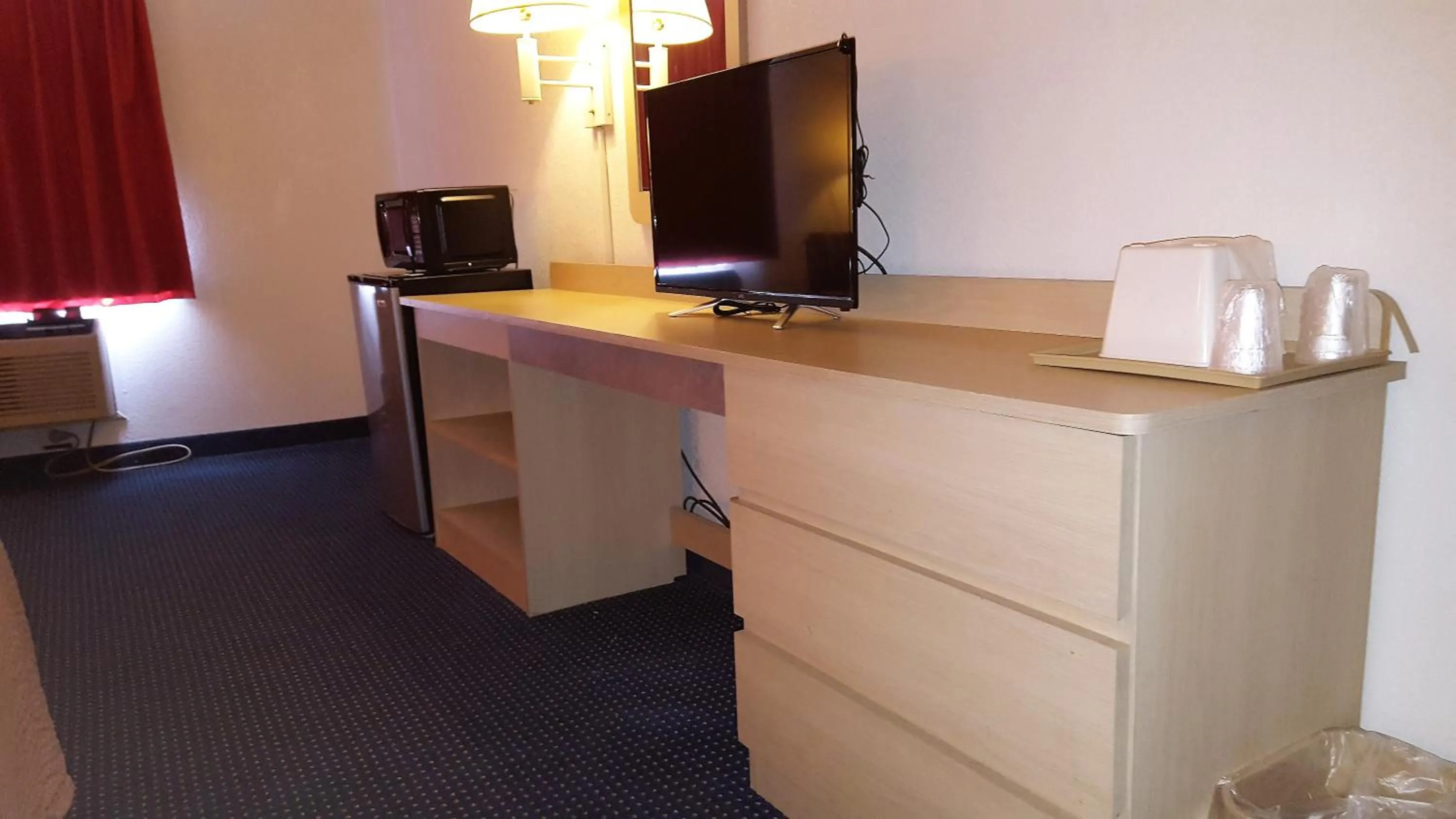 TV and multimedia in Red Carpet Inn