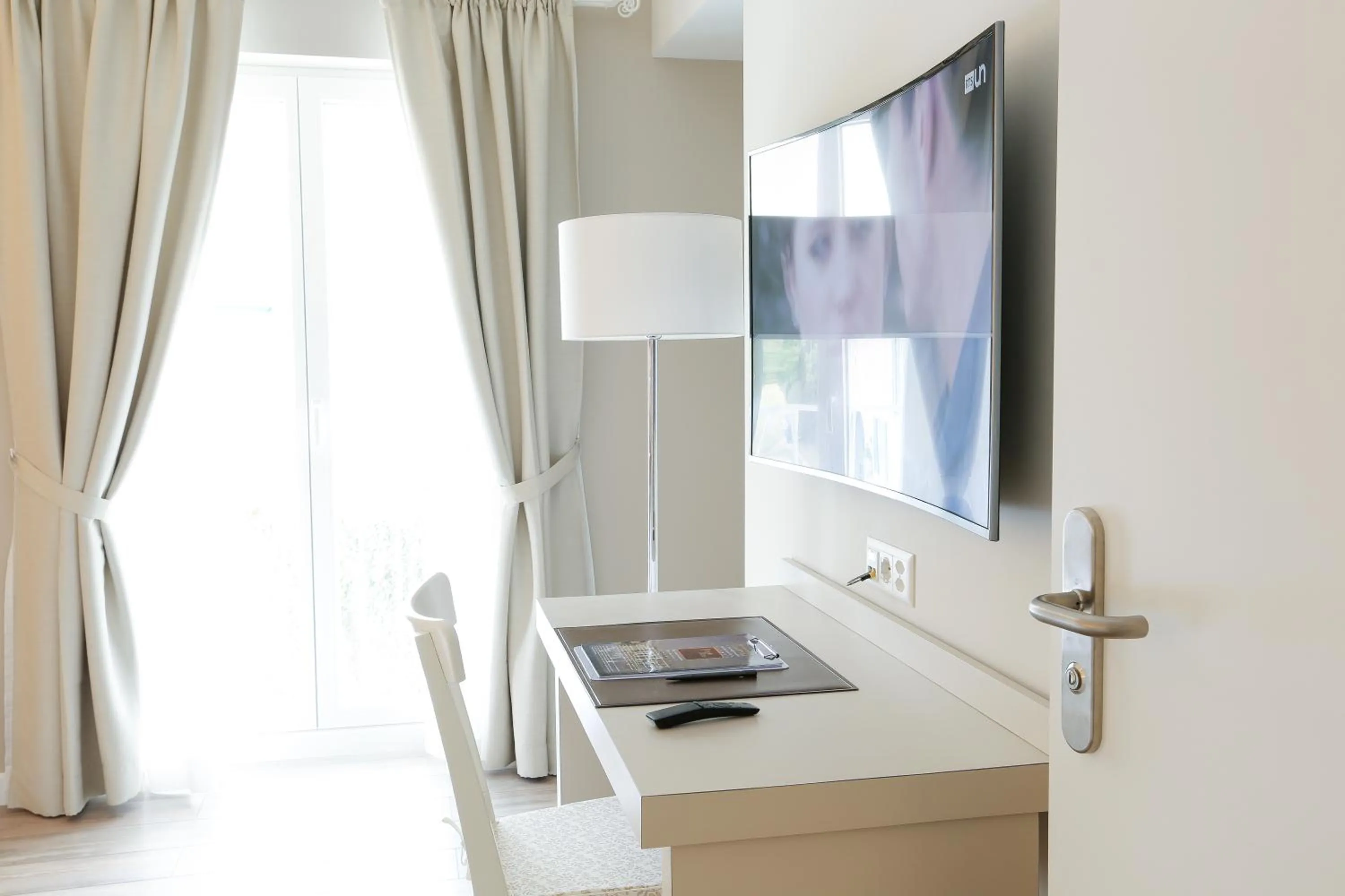 TV and multimedia in Auberge des Grands Bois