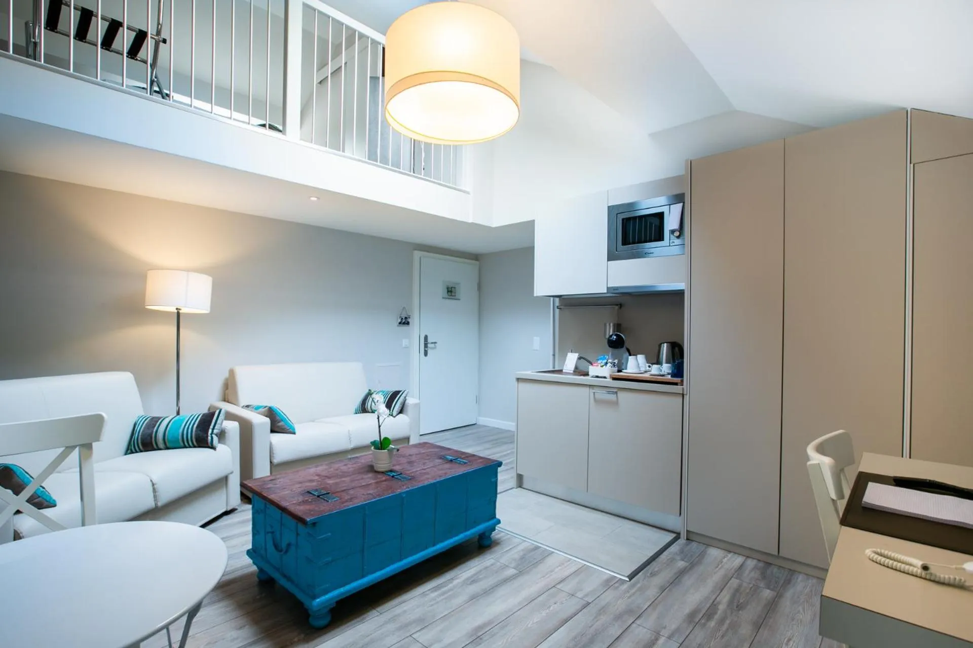 Kitchen or kitchenette, Bed in Auberge des Grands Bois