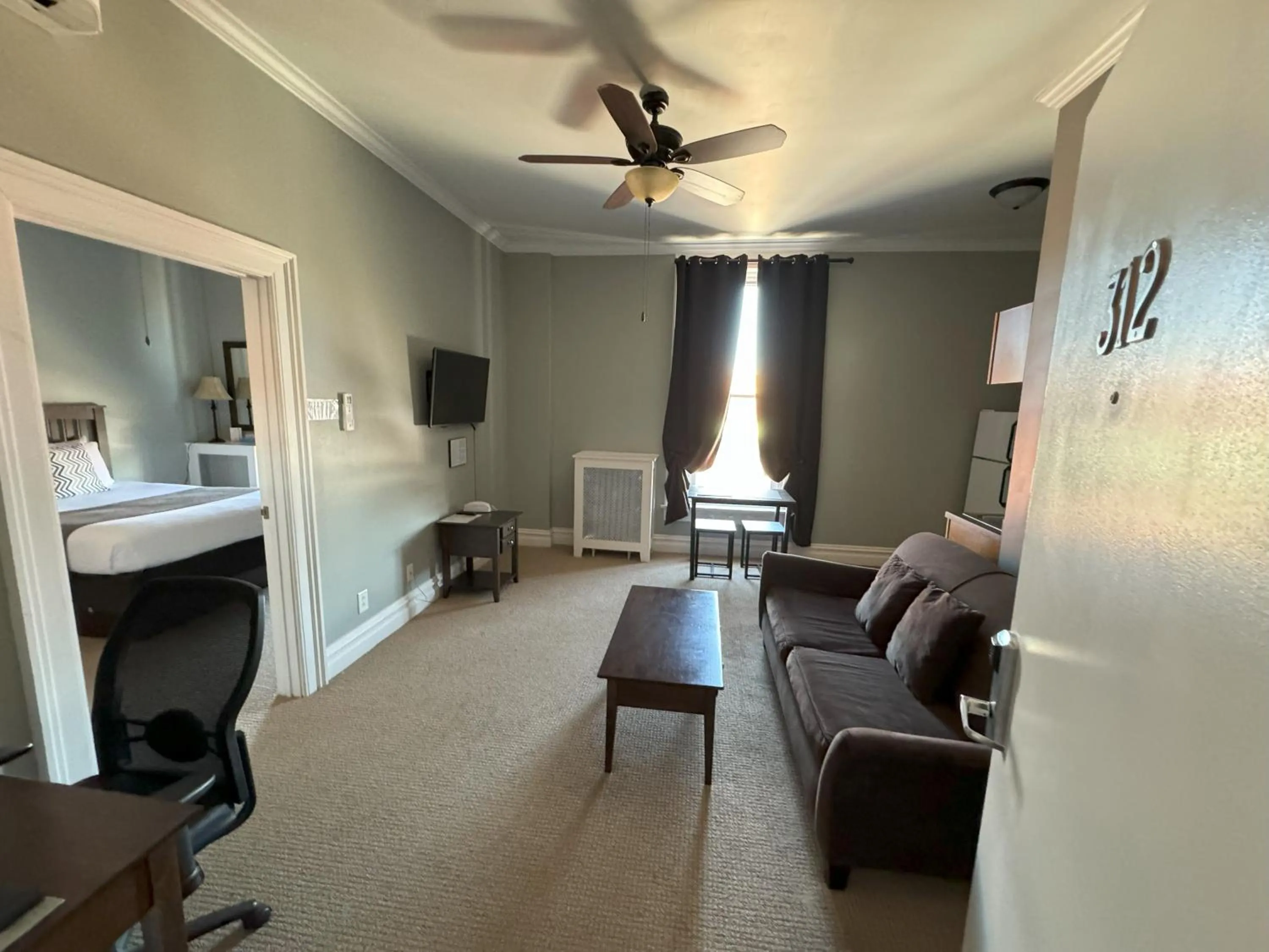 Photo of the whole room in The Continental Hotel