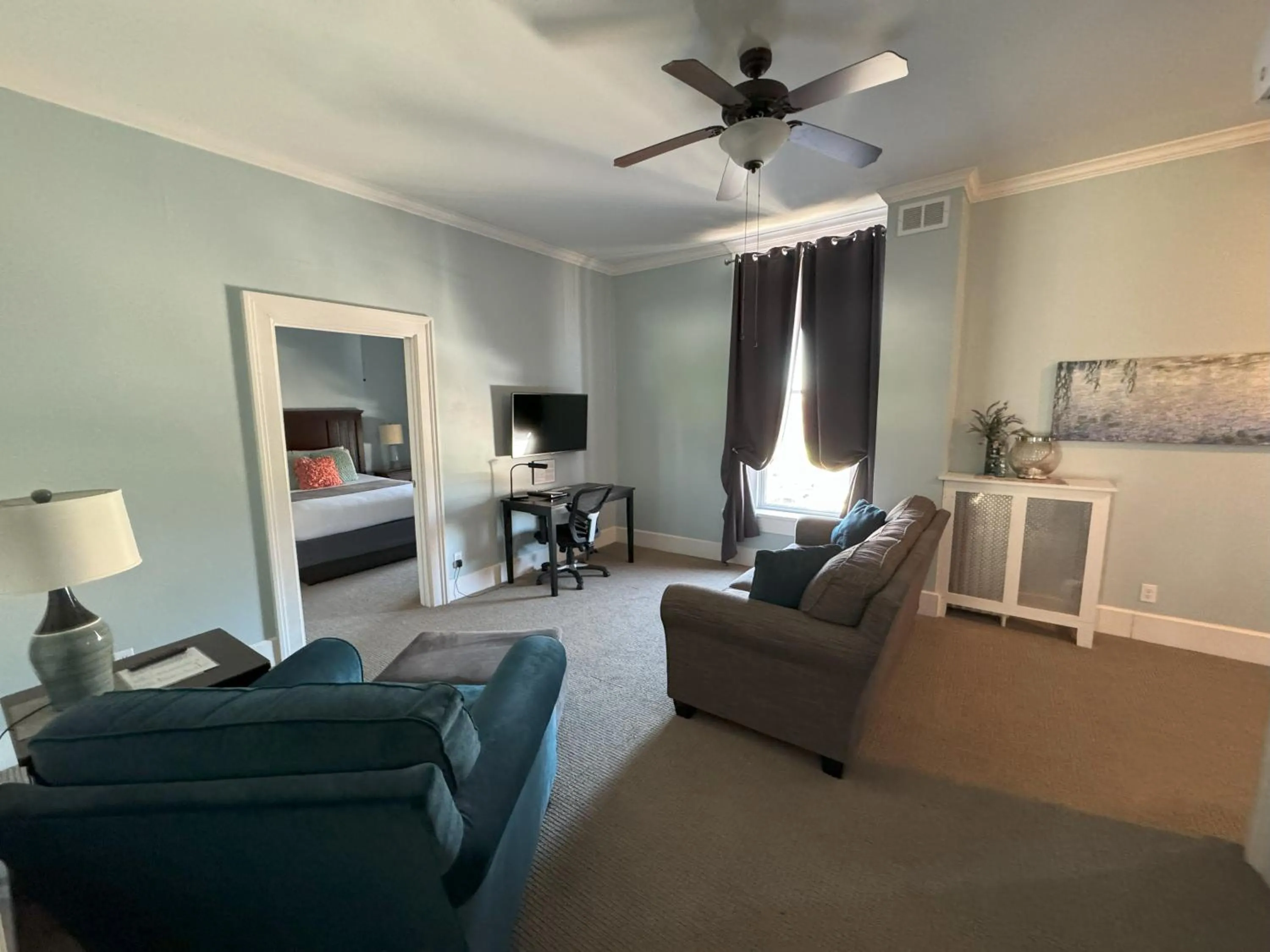 Photo of the whole room in The Continental Hotel