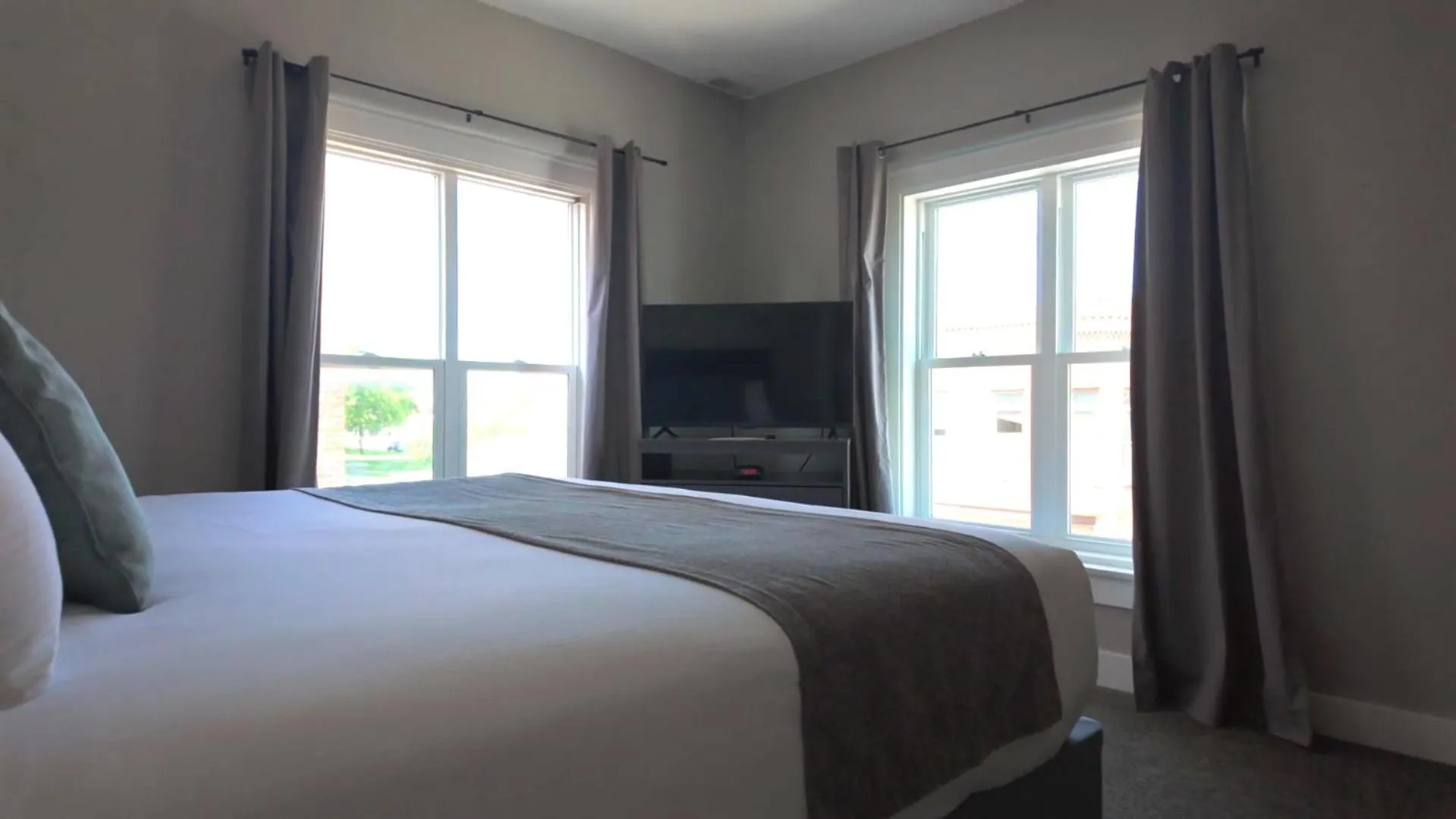 Bedroom, Bed in The Continental Hotel