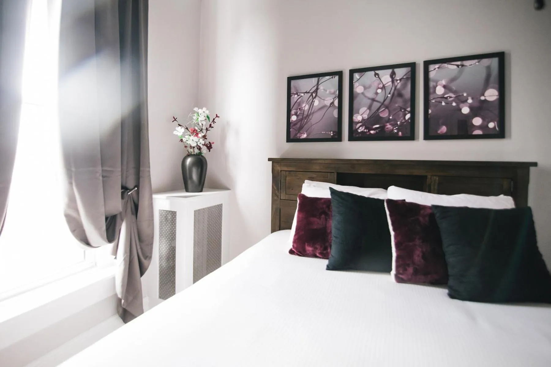 Bedroom, Bed in The Continental Hotel