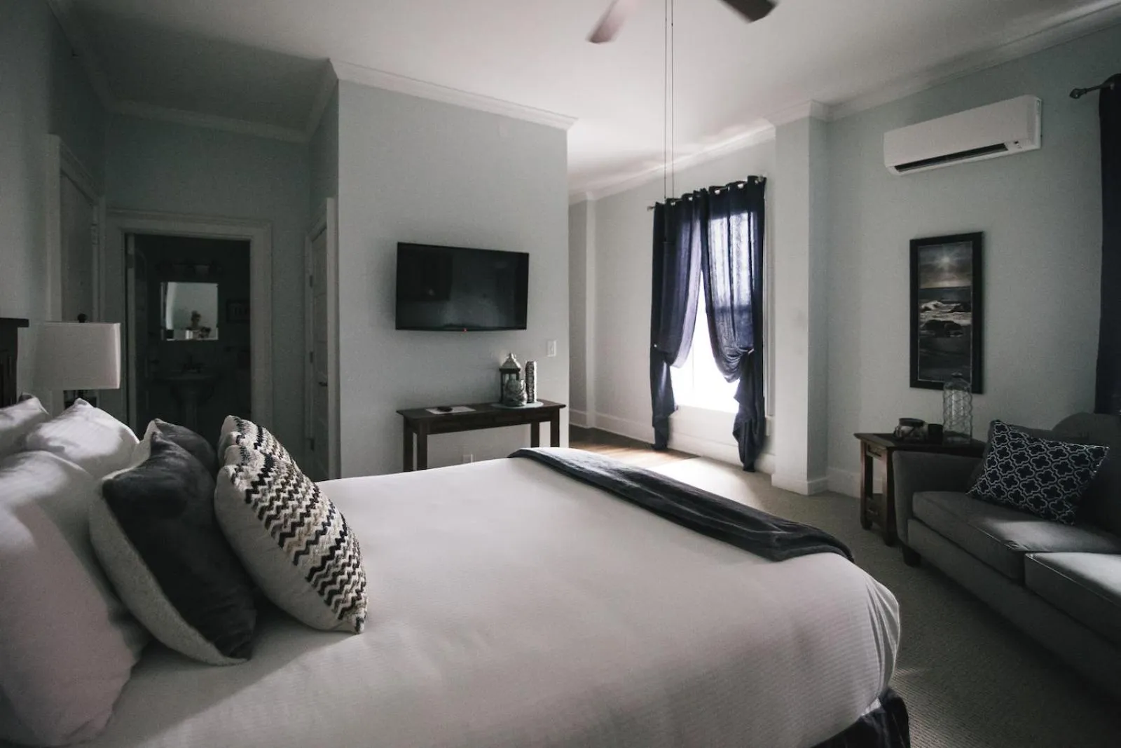 Bedroom, Bed in The Continental Hotel