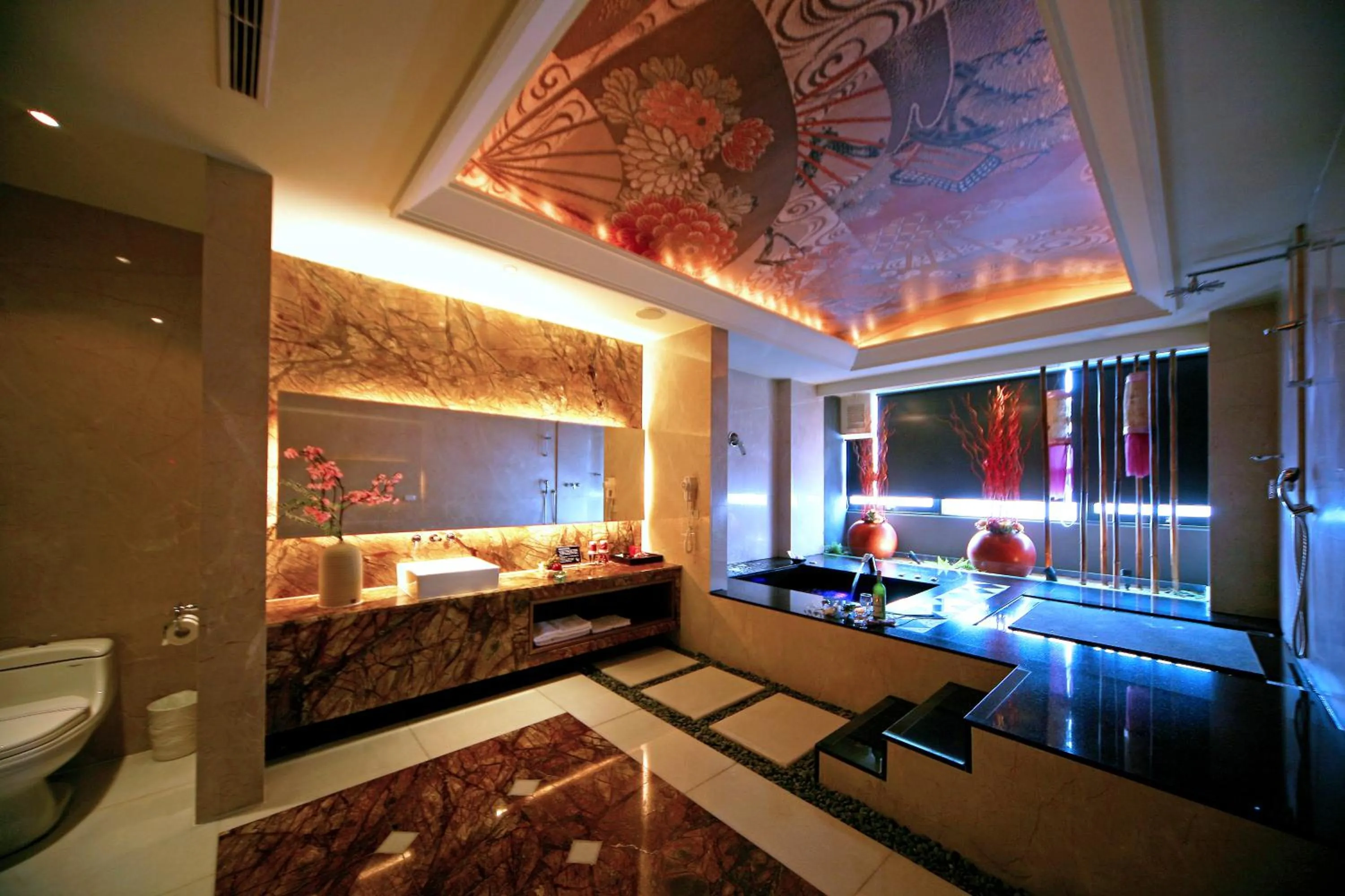 Bathroom, Bed in Fongchih Motel