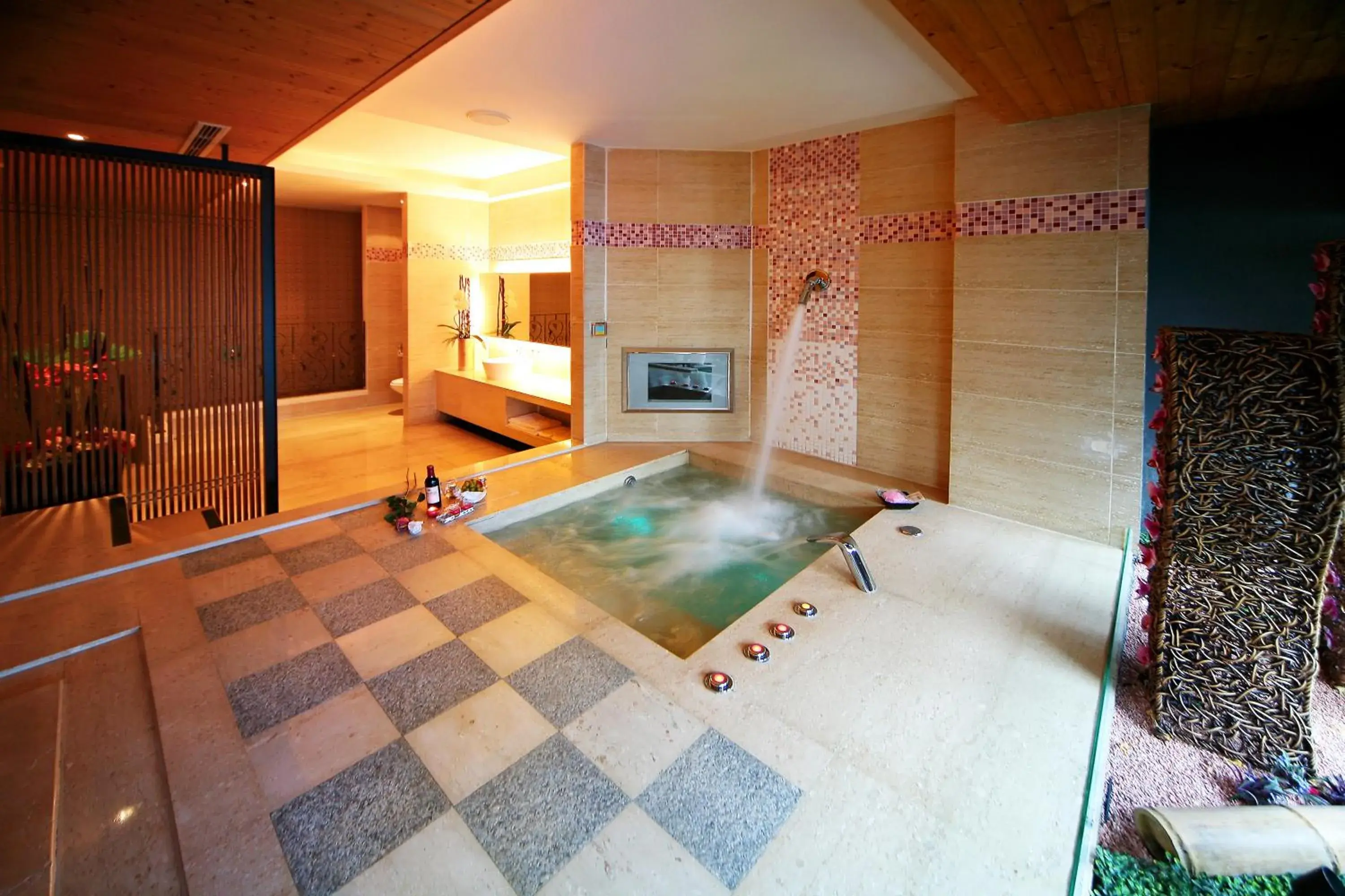 Bathroom, Swimming Pool in Fongchih Motel