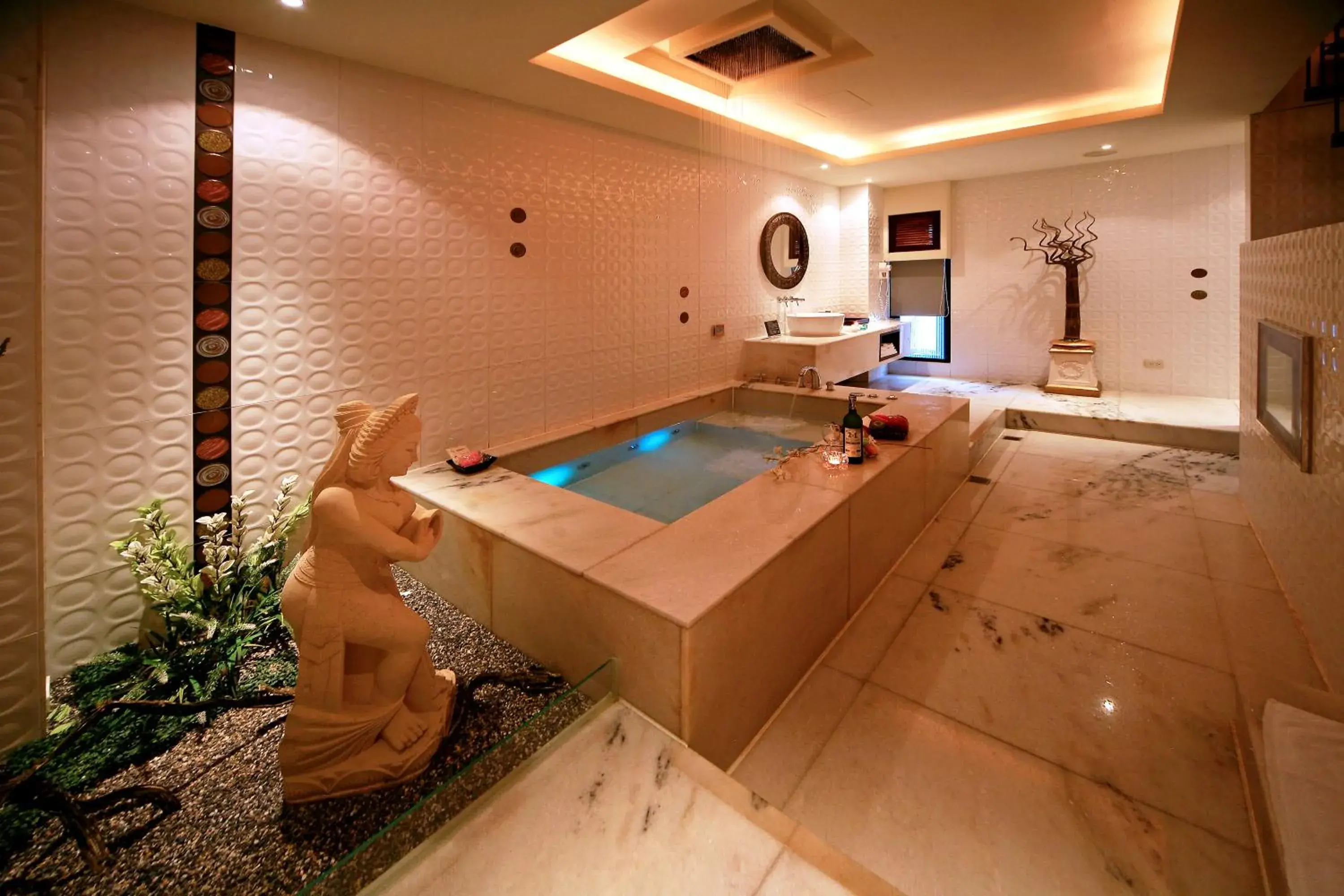 Bathroom, Swimming Pool in Fongchih Motel