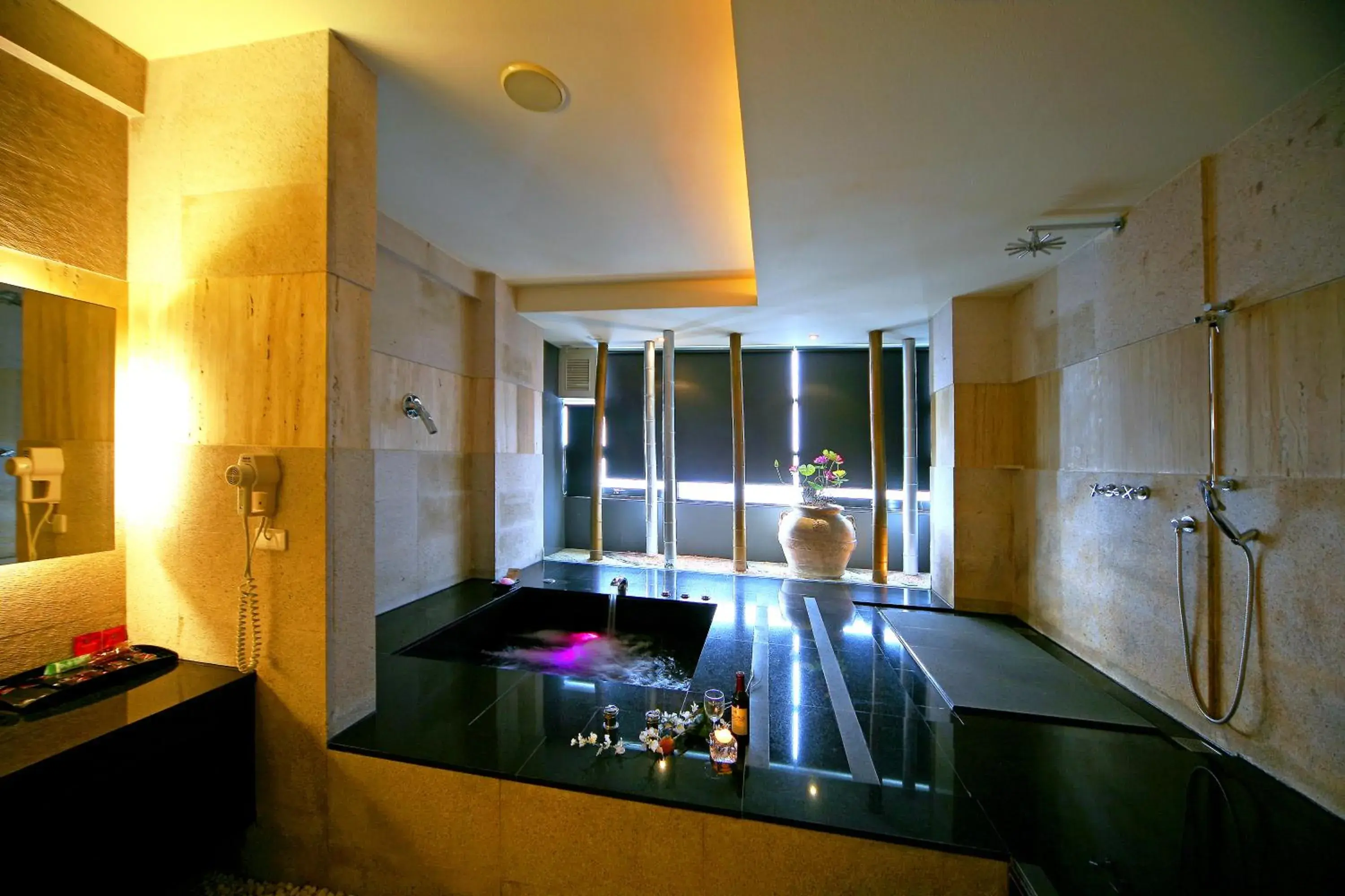 Bathroom, Kitchen/Kitchenette in Fongchih Motel