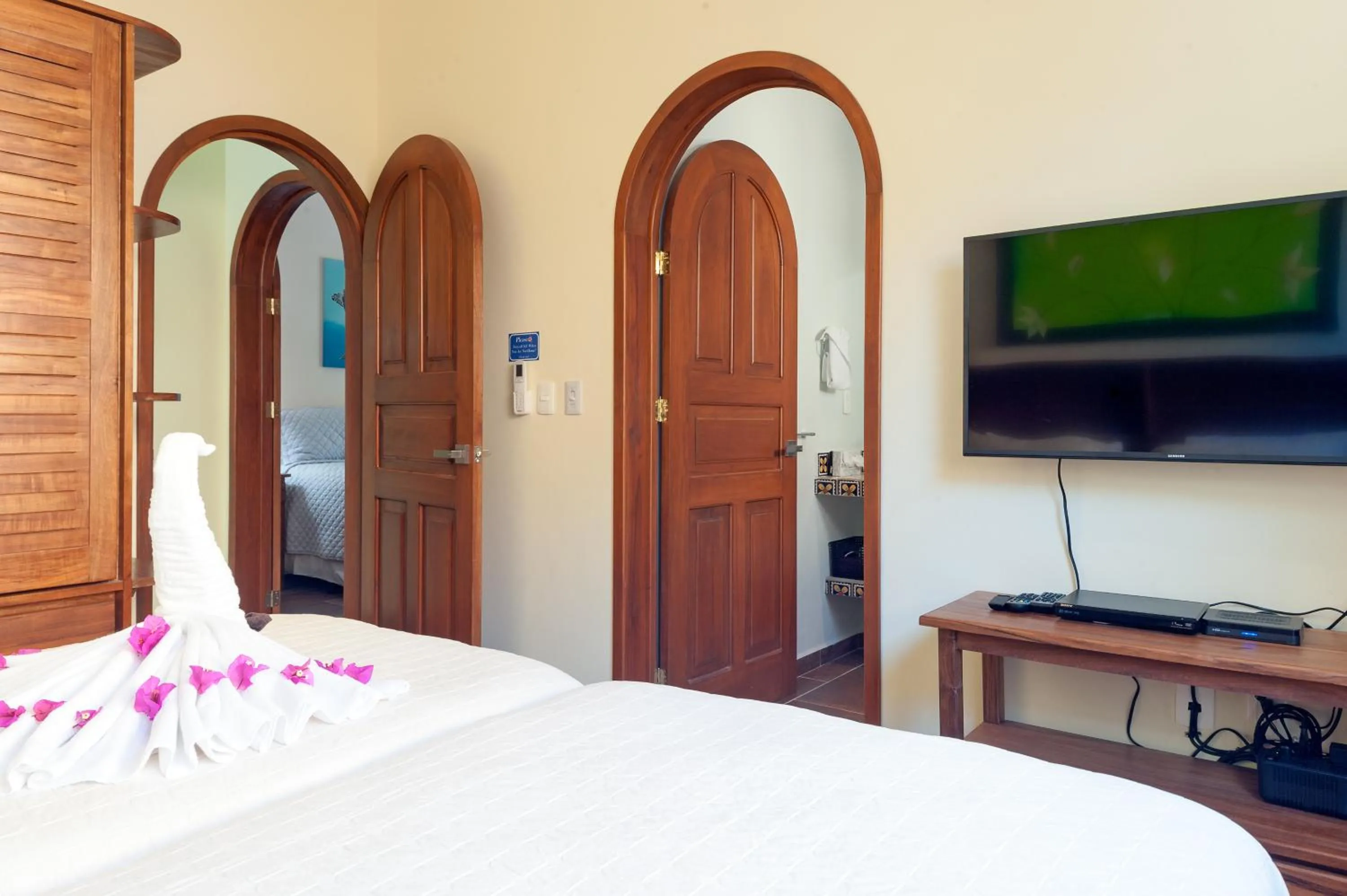 TV and multimedia, Bed in Casa Sonoma - Charming Condos Minutes from Beach & Reef