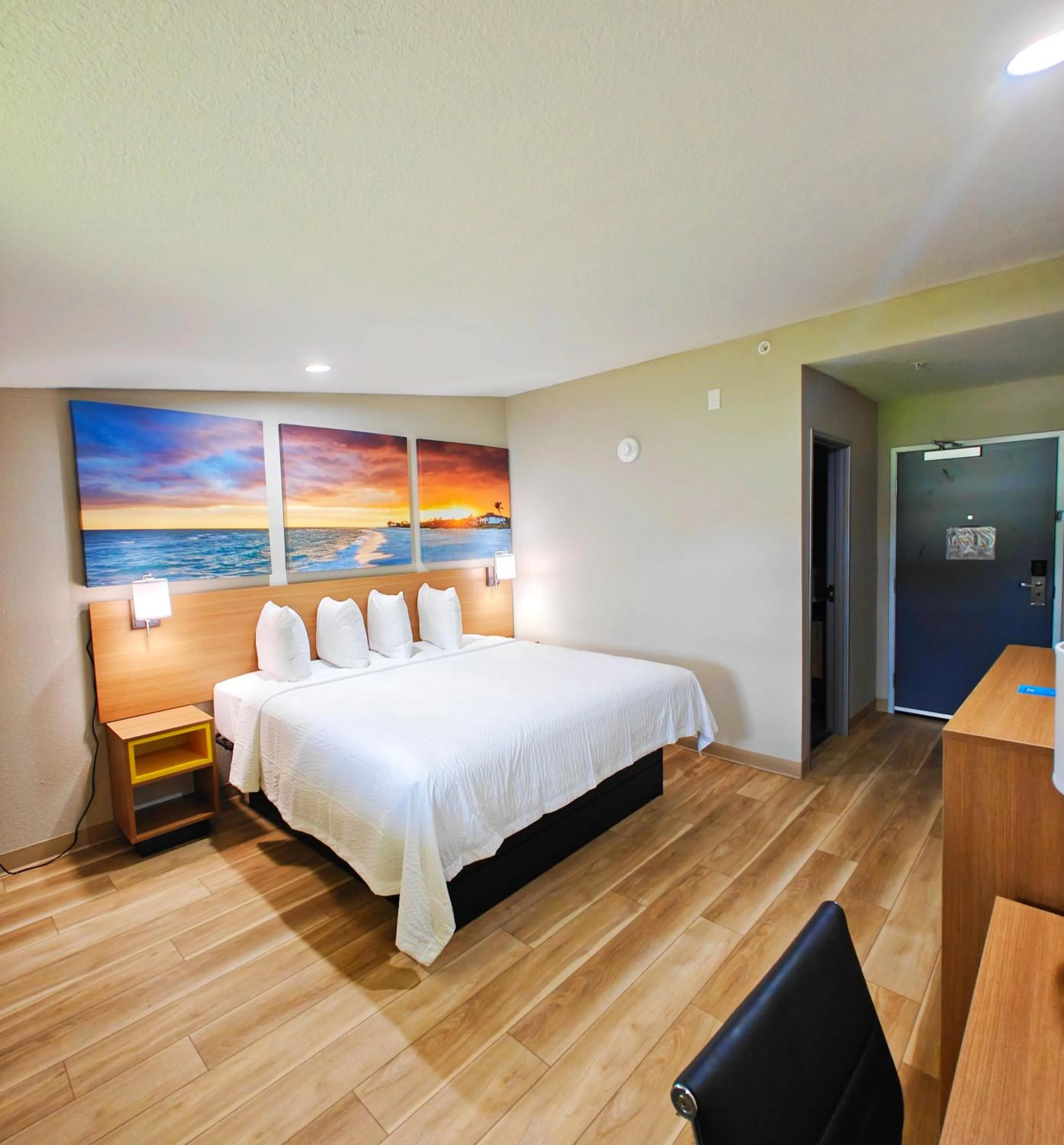 Bed in Days Inn by Wyndham Ocala North